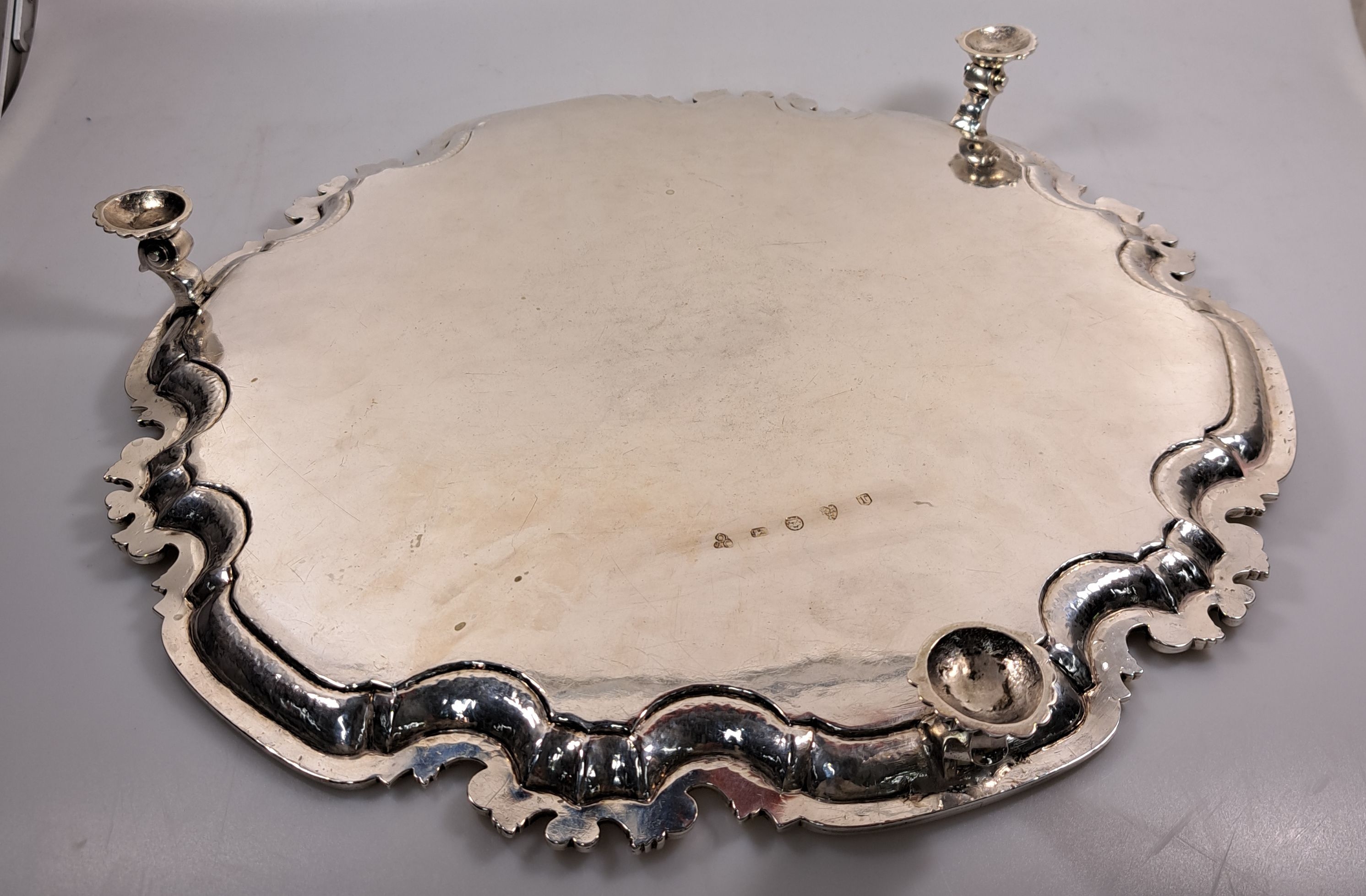 Detail l: Rundes Tablett auf vier Füssen, Newcastle, 1758, MZ Isaac Cookson, Sterlingsilber, reich verzierter und geschwungener Rand, auf vier Muschelfüssen ...
