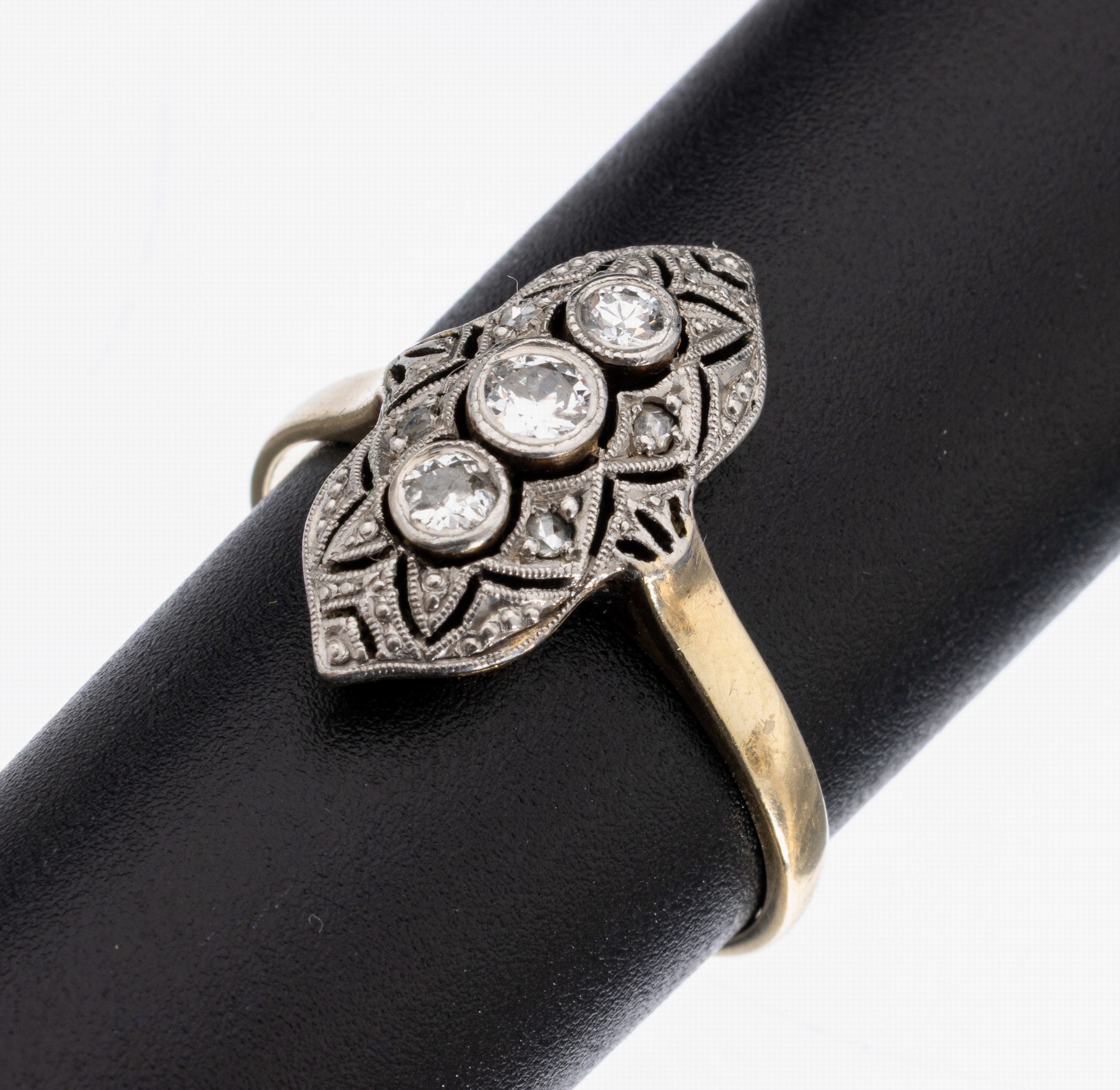 14 kt Gold Art Deco Diamant-Ring, um 1930, GG/WG 585/000, Ringkopf schauseitig WG, durchbrochen gearbeitet, 3 Altschliff-Diam. und 4 Diamantrosen ...