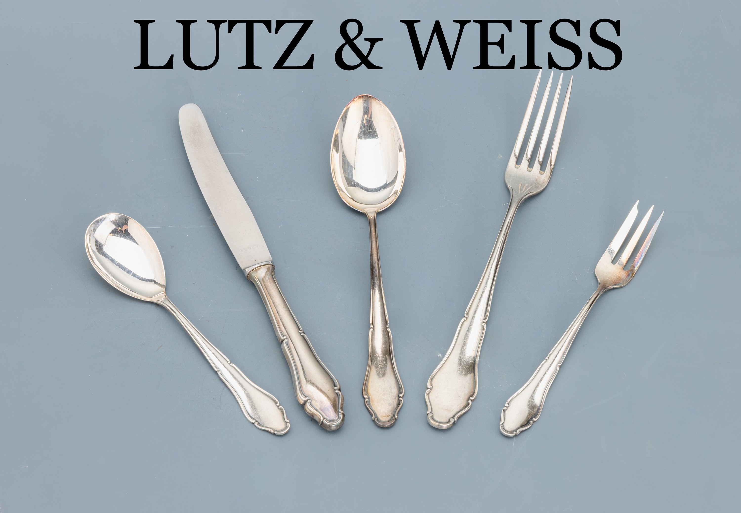 Besteck für 12 Personen, deutsch, Lutz & Weiß, Pforzheim, 800er Silber, 12 Menuemesser (Griffe gefüllt, Klingen Stahl), 12 Menuegabeln, 12 ...
