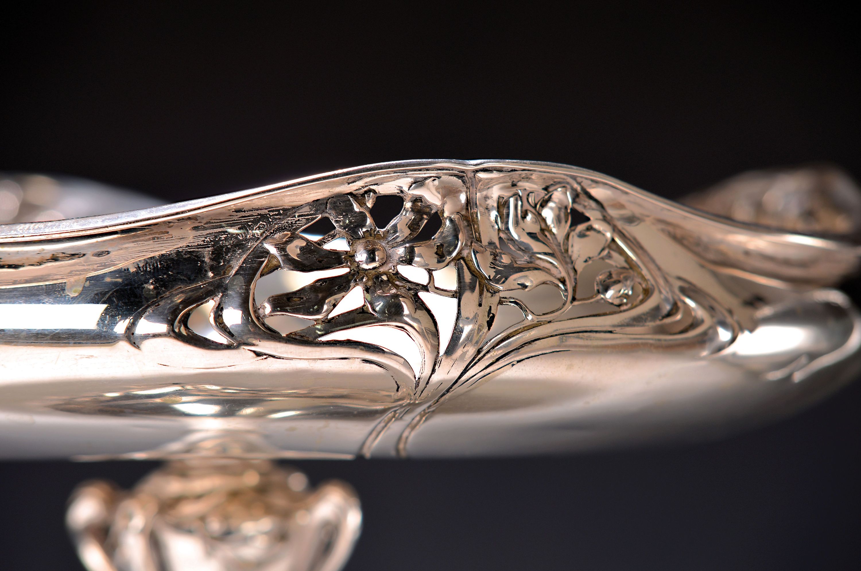 Detail a: Tafelaufsatz, Jugendstil, Wilhelm Binder, um 1900, 800er Silber, floraler Dekor in Durchbrucharbeit, leicht ausgestellte Limme und gewölbte ...