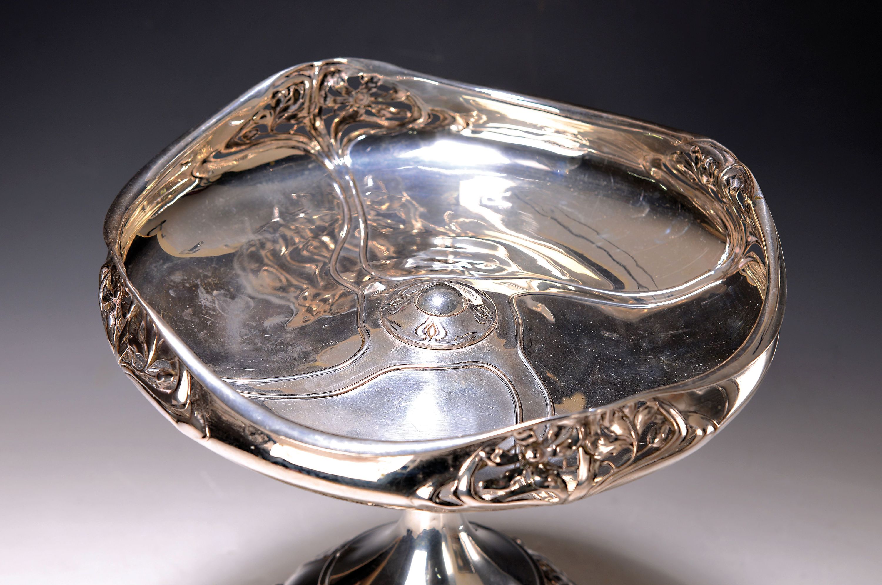 Detail b: Tafelaufsatz, Jugendstil, Wilhelm Binder, um 1900, 800er Silber, floraler Dekor in Durchbrucharbeit, leicht ausgestellte Limme und gewölbte ...