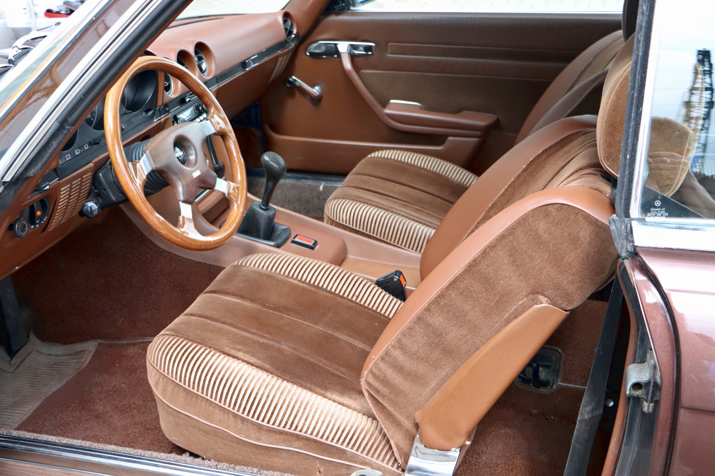 Detail g: Mercedes-Benz 280 SLC, Fahrgestellnummer: 10702210002151, EZ 05/1976, 4. Hand, Laufleistung ca. 279.520 km, HU 06/2026, 136 kW/185 PS, 6-Zylinder, ...