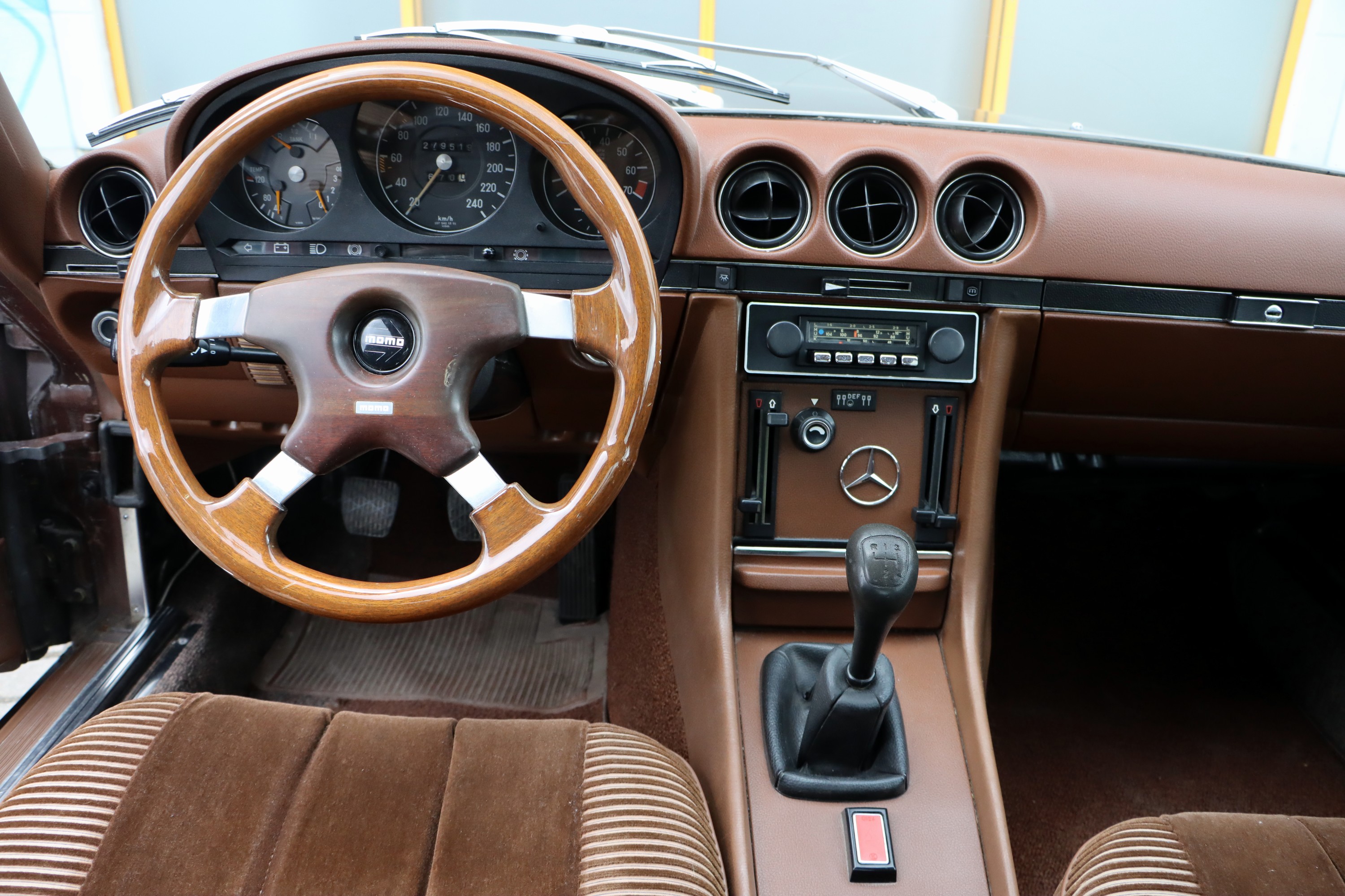 Detail i: Mercedes-Benz 280 SLC, Fahrgestellnummer: 10702210002151, EZ 05/1976, 4. Hand, Laufleistung ca. 279.520 km, HU 06/2026, 136 kW/185 PS, 6-Zylinder, ...