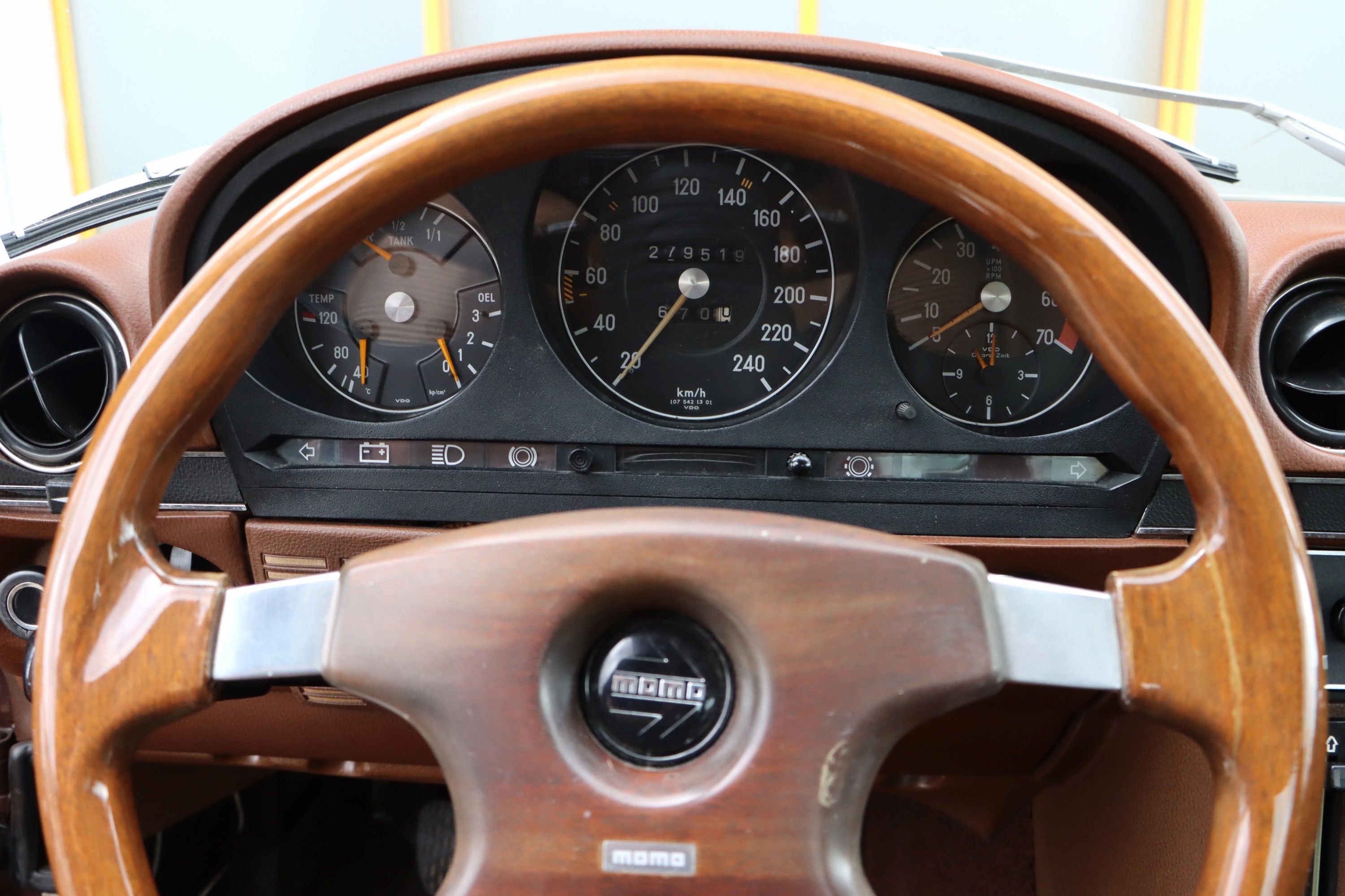 Detail j: Mercedes-Benz 280 SLC, Fahrgestellnummer: 10702210002151, EZ 05/1976, 4. Hand, Laufleistung ca. 279.520 km, HU 06/2026, 136 kW/185 PS, 6-Zylinder, ...