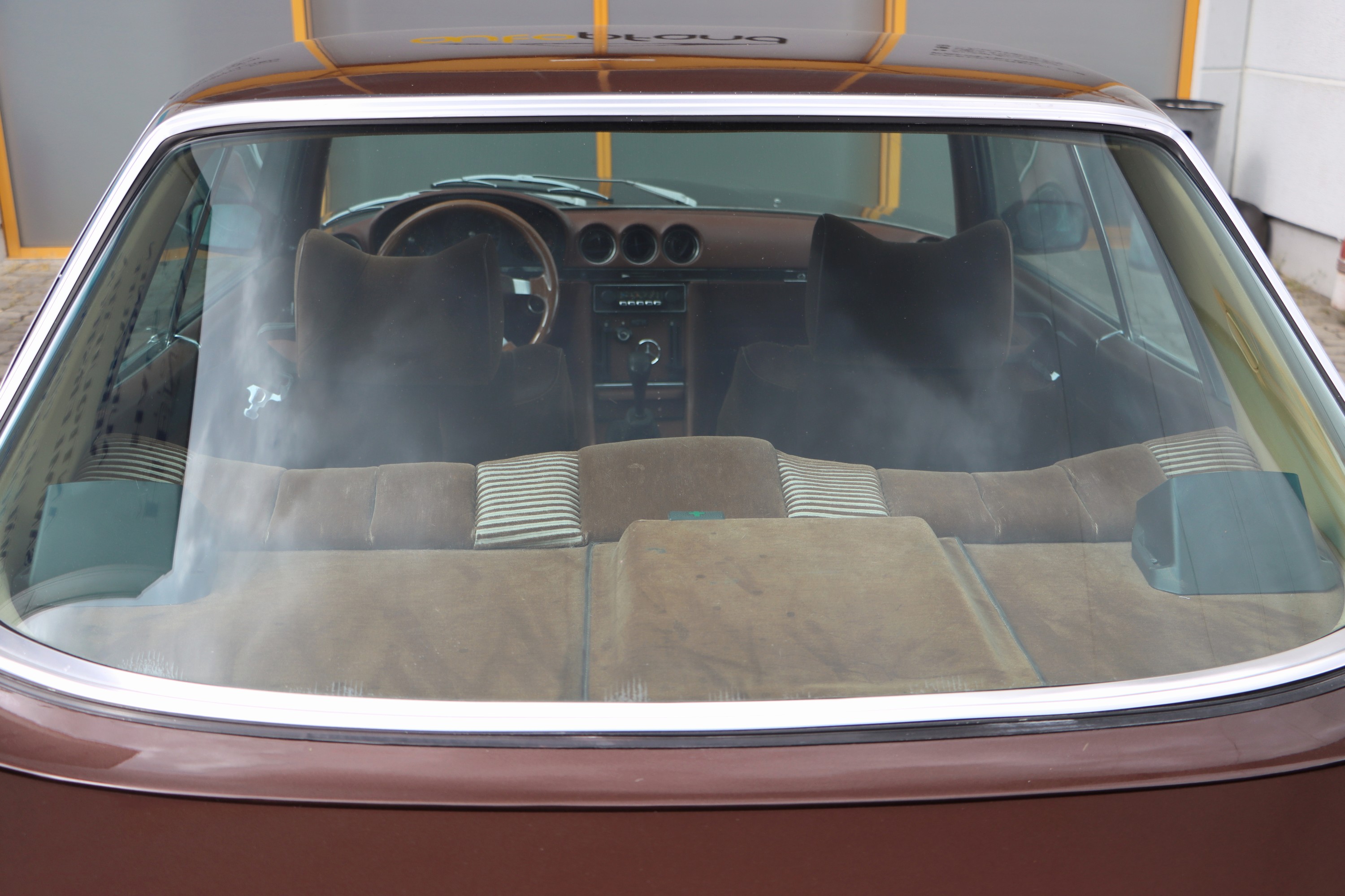 Detail l: Mercedes-Benz 280 SLC, Fahrgestellnummer: 10702210002151, EZ 05/1976, 4. Hand, Laufleistung ca. 279.520 km, HU 06/2026, 136 kW/185 PS, 6-Zylinder, ...