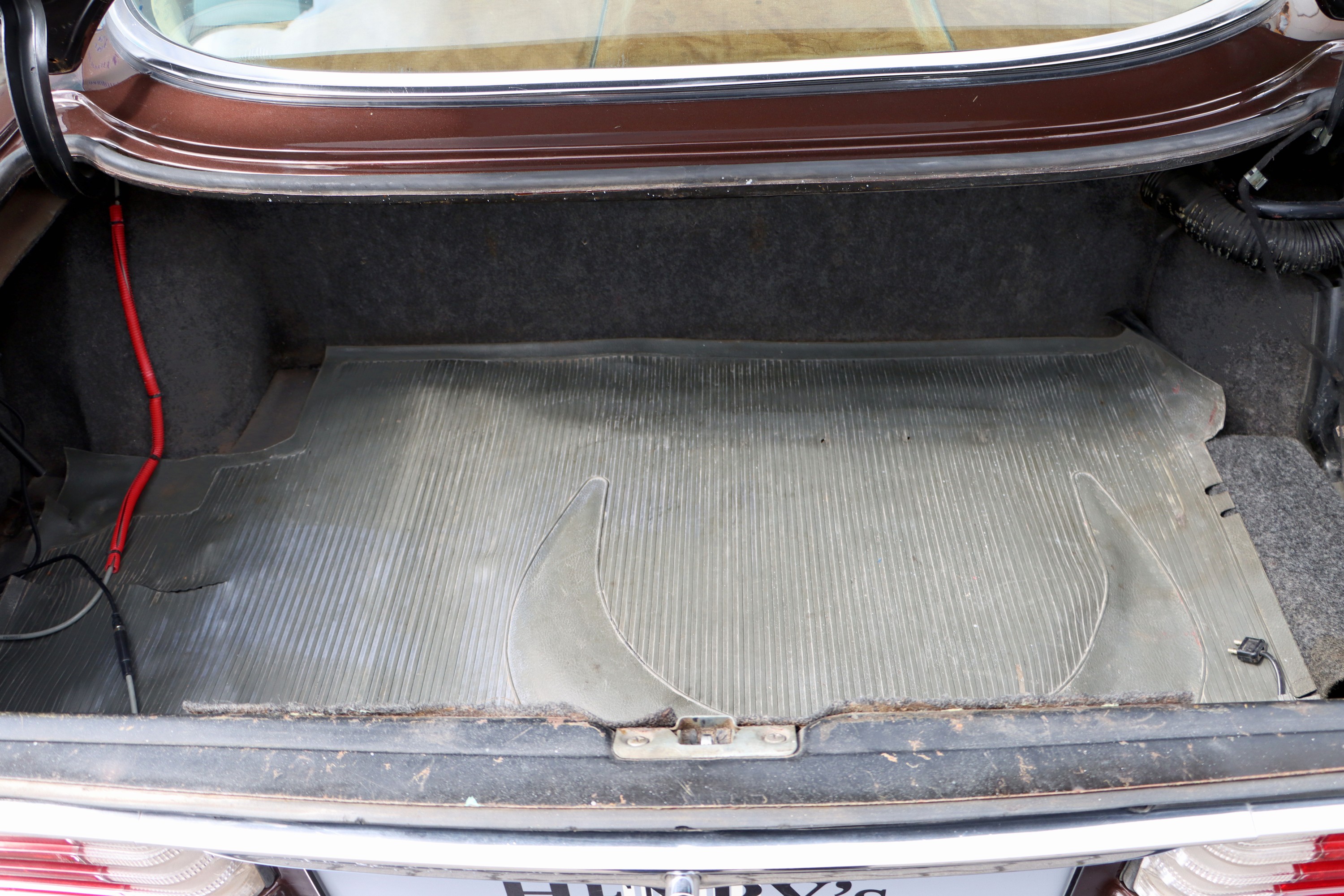 Detail n: Mercedes-Benz 280 SLC, Fahrgestellnummer: 10702210002151, EZ 05/1976, 4. Hand, Laufleistung ca. 279.520 km, HU 06/2026, 136 kW/185 PS, 6-Zylinder, ...