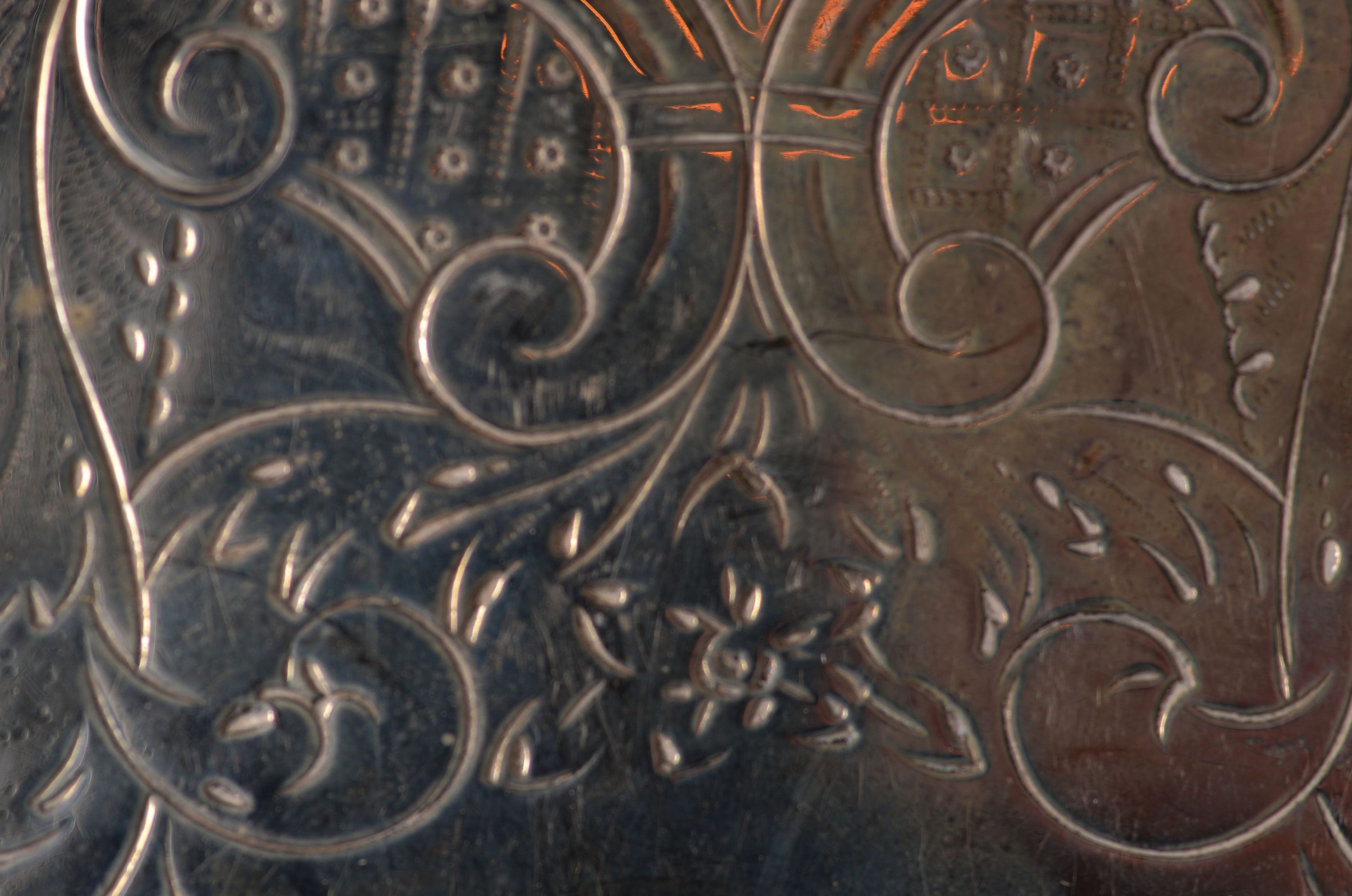 Detail b: Kleines Tablett auf drei Füssen, London, 1767, Sterlingsilber, Meistermarke I.C. wohl John Carter , ca. 370 g, H. ca. 2.5 cm, D. ca. 20 cm, ...