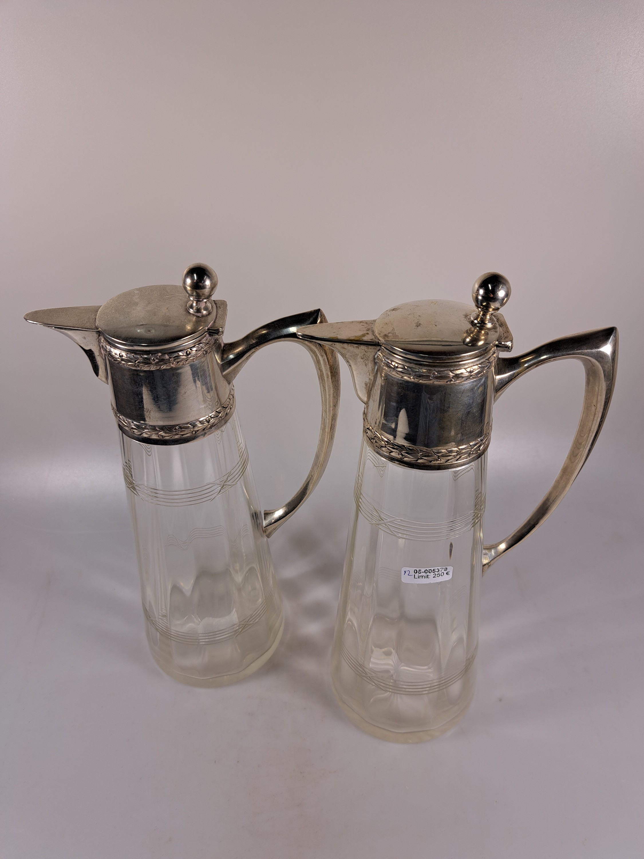 Detail a: Paar Karaffen mit Silbermonturen, Österreich/Ungarn, um 1900, 800er Silber, klassizistischer Dekor mit Lorbeergirlande, optisch geblasenes Glas, ...