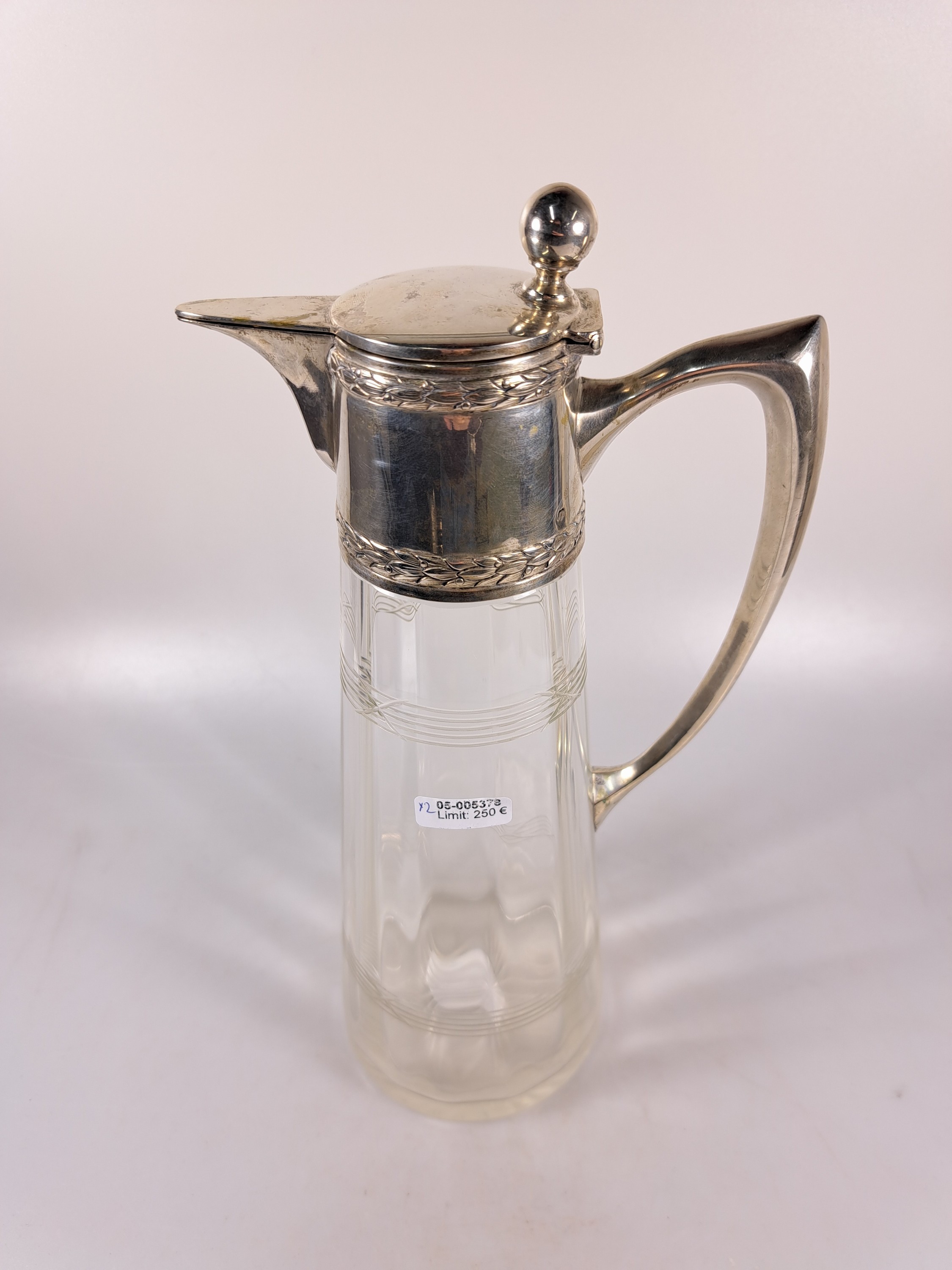 Detail b: Paar Karaffen mit Silbermonturen, Österreich/Ungarn, um 1900, 800er Silber, klassizistischer Dekor mit Lorbeergirlande, optisch geblasenes Glas, ...