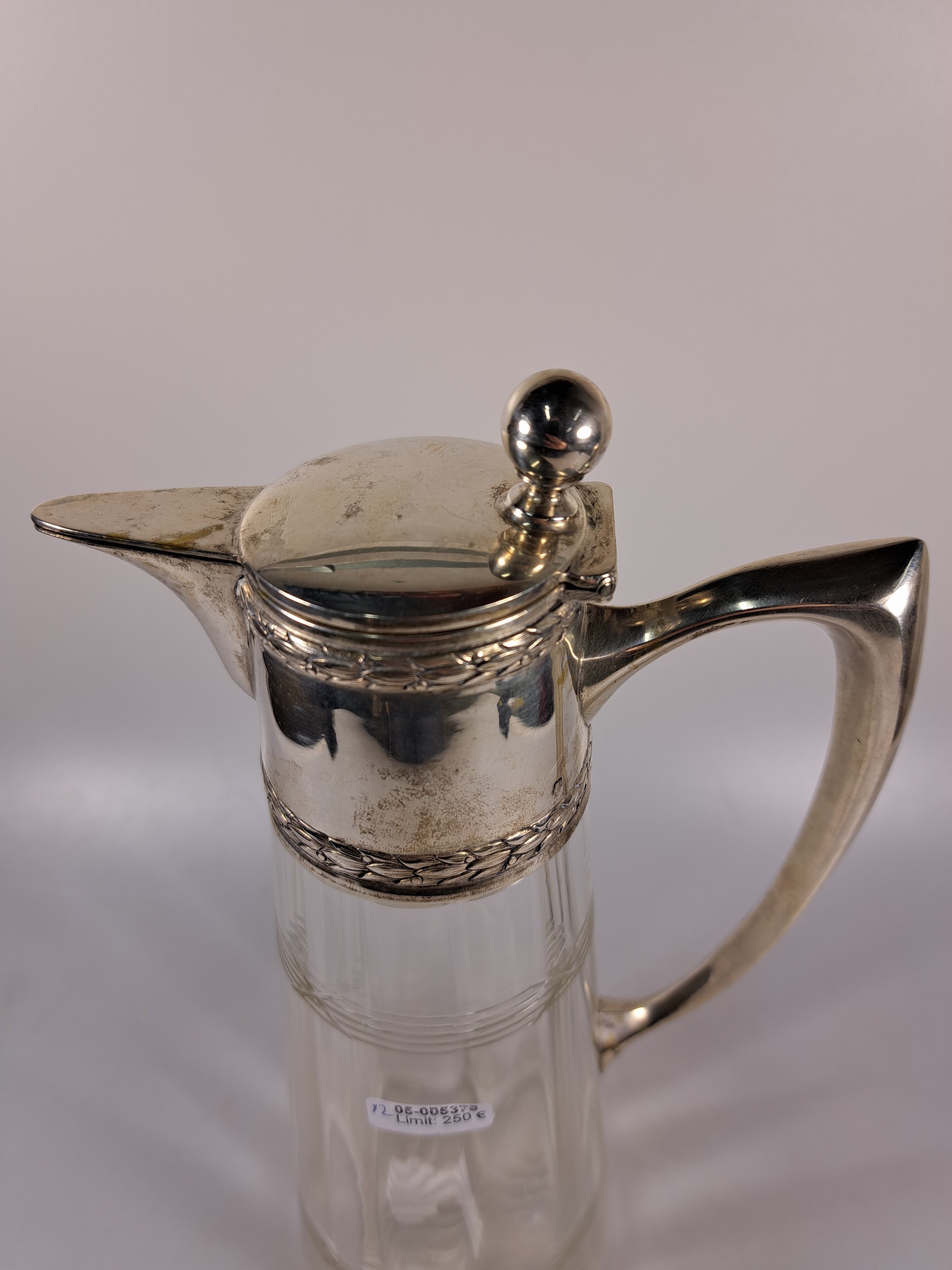 Detail c: Paar Karaffen mit Silbermonturen, Österreich/Ungarn, um 1900, 800er Silber, klassizistischer Dekor mit Lorbeergirlande, optisch geblasenes Glas, ...