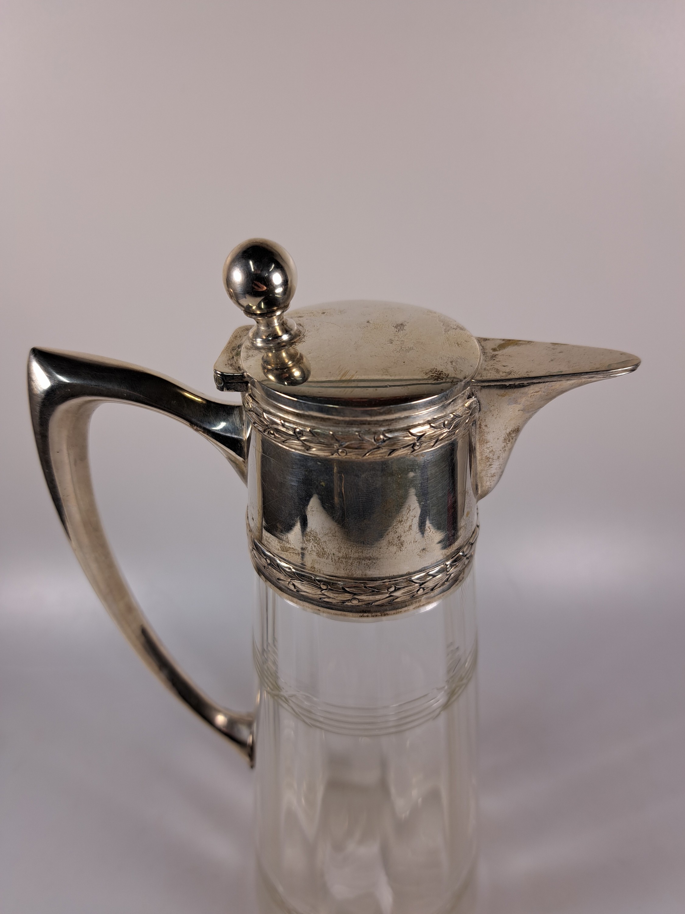 Detail d: Paar Karaffen mit Silbermonturen, Österreich/Ungarn, um 1900, 800er Silber, klassizistischer Dekor mit Lorbeergirlande, optisch geblasenes Glas, ...