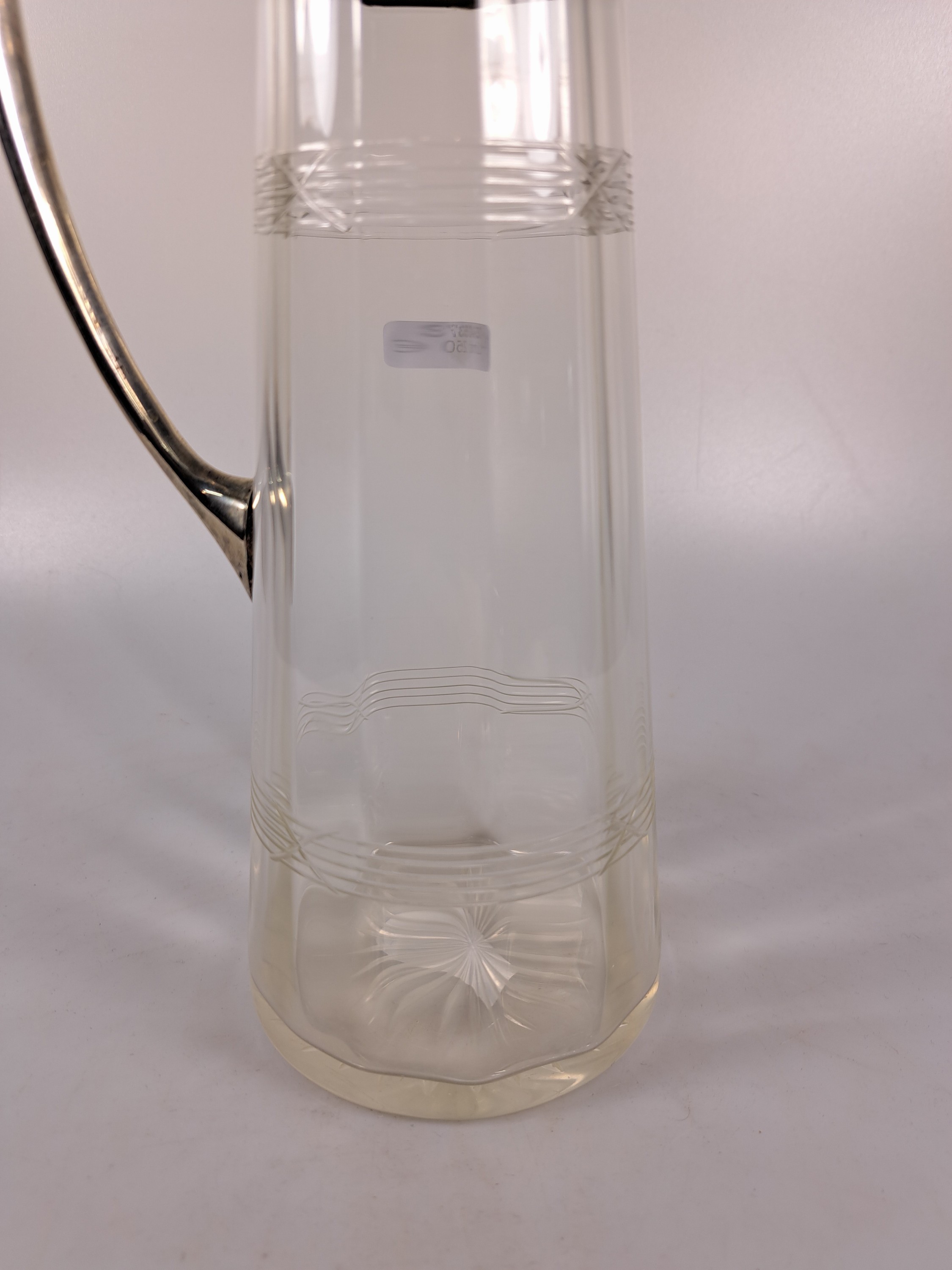 Detail e: Paar Karaffen mit Silbermonturen, Österreich/Ungarn, um 1900, 800er Silber, klassizistischer Dekor mit Lorbeergirlande, optisch geblasenes Glas, ...