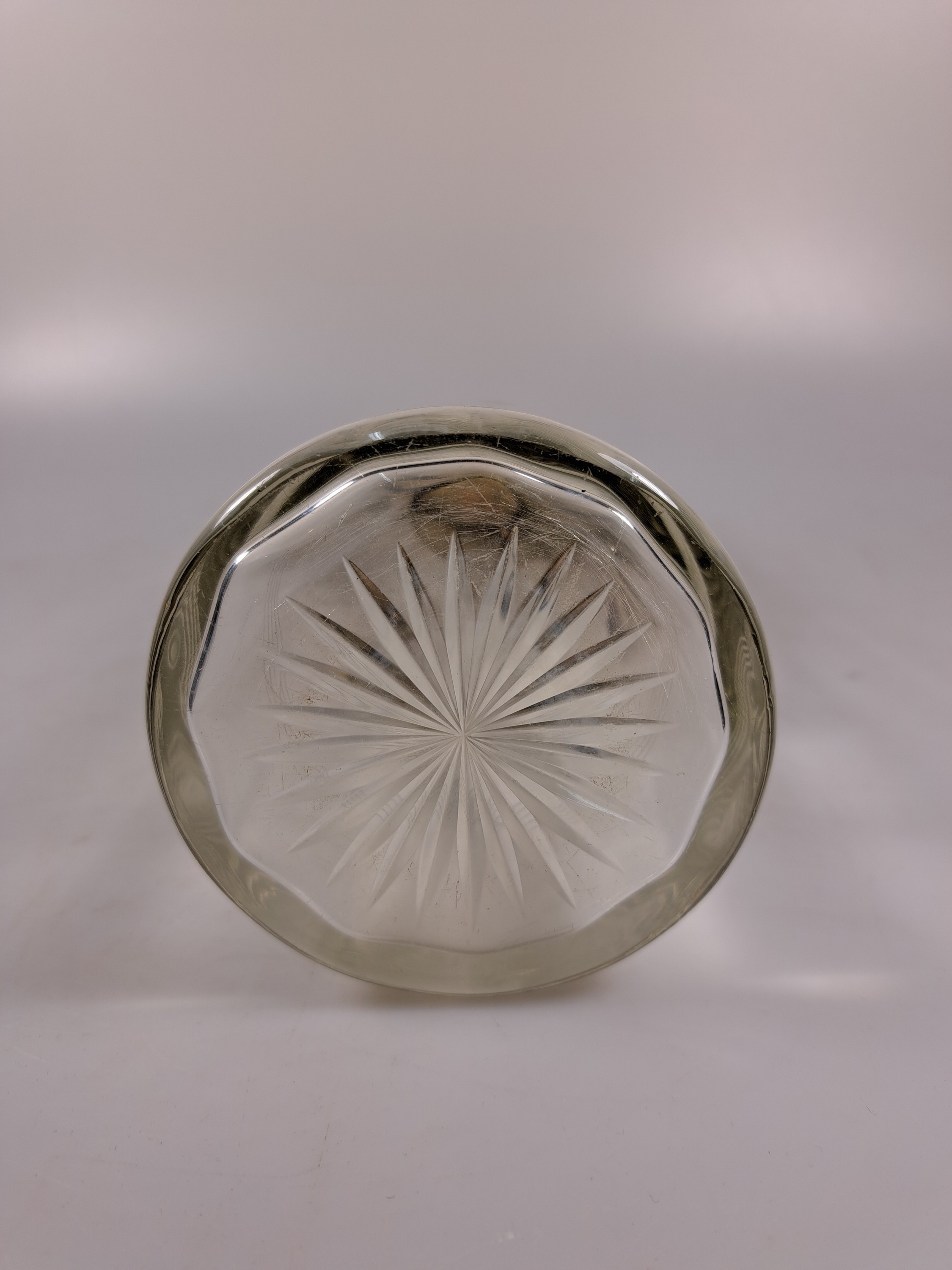 Detail f: Paar Karaffen mit Silbermonturen, Österreich/Ungarn, um 1900, 800er Silber, klassizistischer Dekor mit Lorbeergirlande, optisch geblasenes Glas, ...