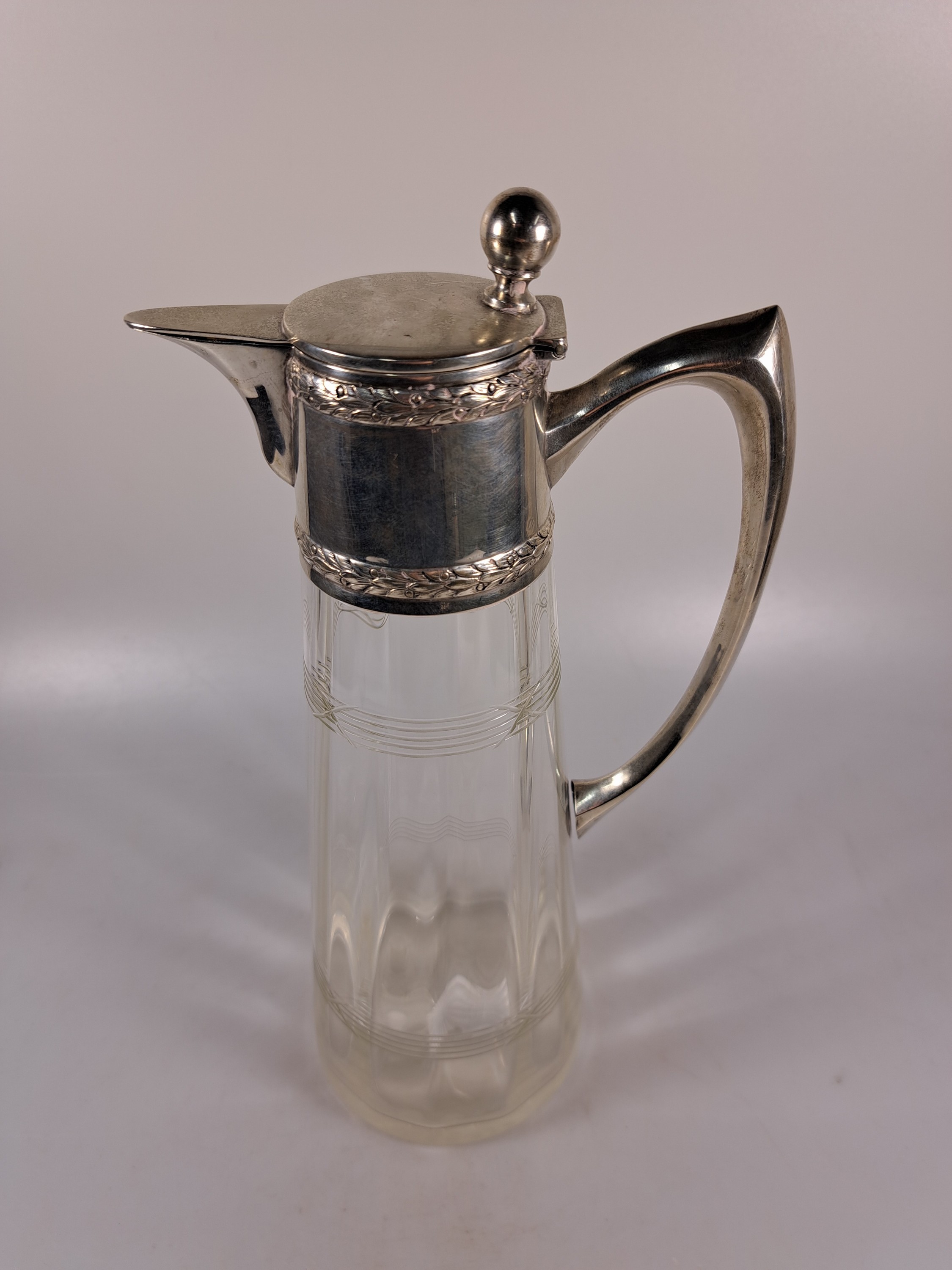 Detail g: Paar Karaffen mit Silbermonturen, Österreich/Ungarn, um 1900, 800er Silber, klassizistischer Dekor mit Lorbeergirlande, optisch geblasenes Glas, ...