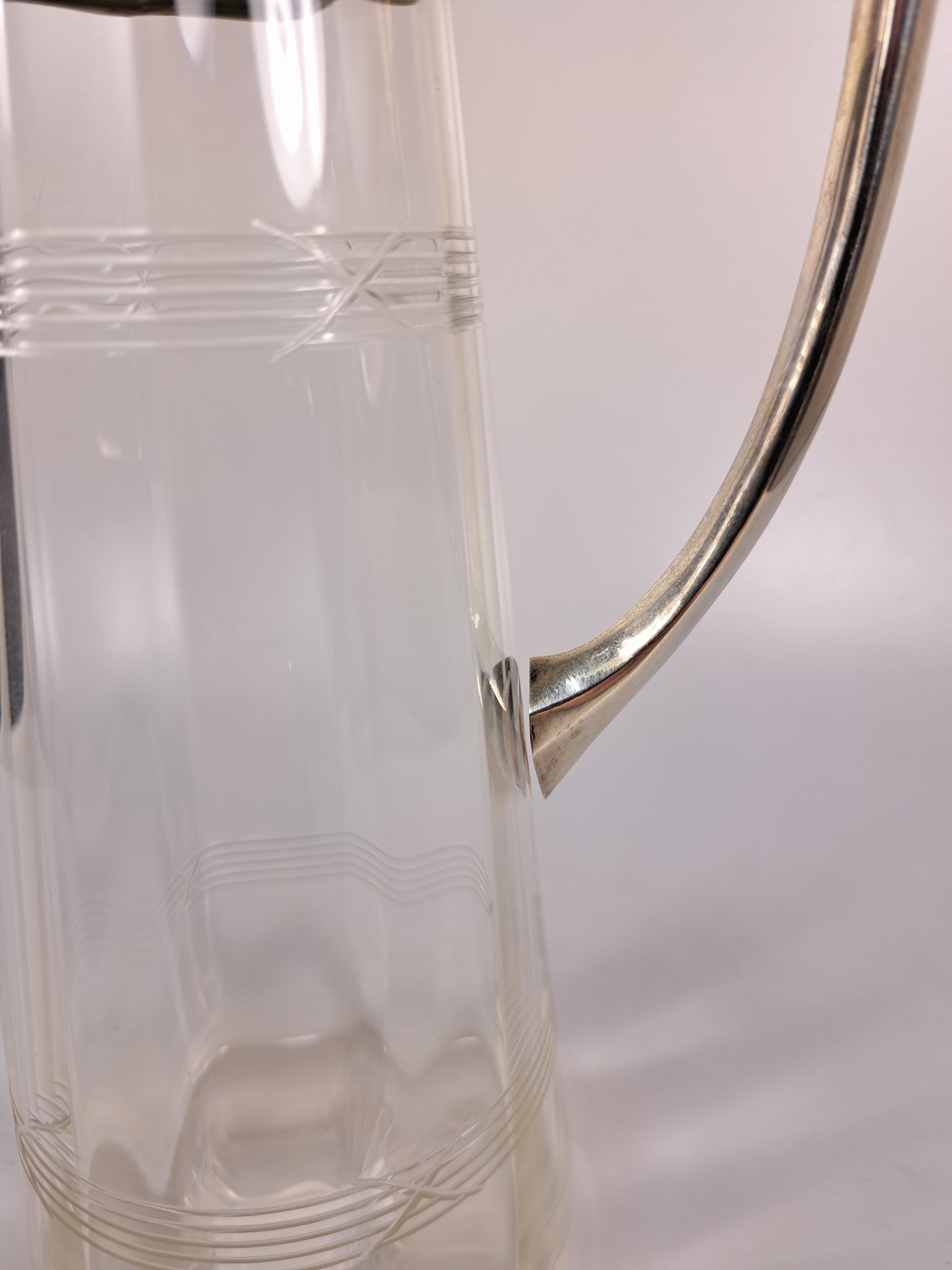 Detail h: Paar Karaffen mit Silbermonturen, Österreich/Ungarn, um 1900, 800er Silber, klassizistischer Dekor mit Lorbeergirlande, optisch geblasenes Glas, ...