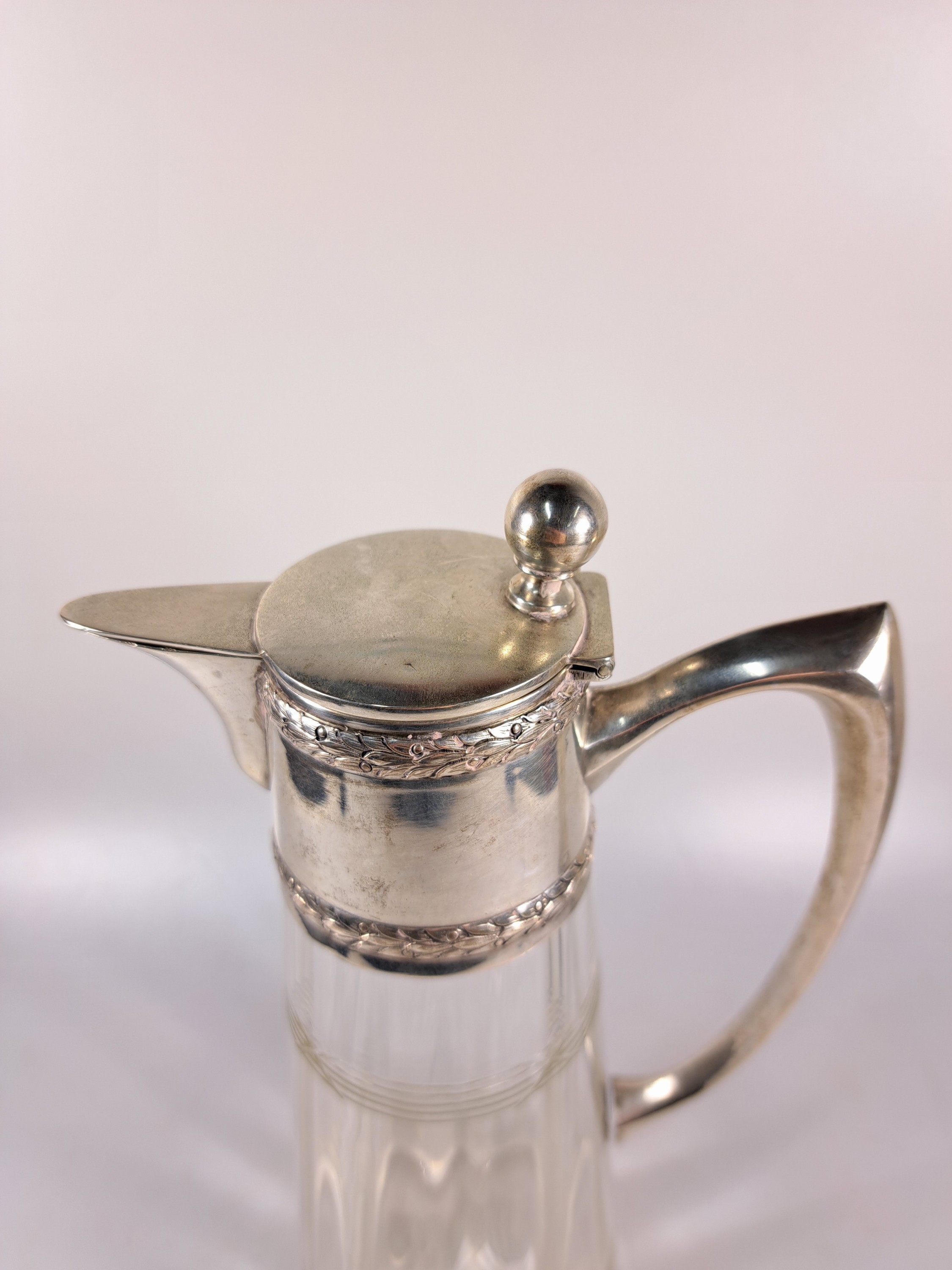 Detail i: Paar Karaffen mit Silbermonturen, Österreich/Ungarn, um 1900, 800er Silber, klassizistischer Dekor mit Lorbeergirlande, optisch geblasenes Glas, ...