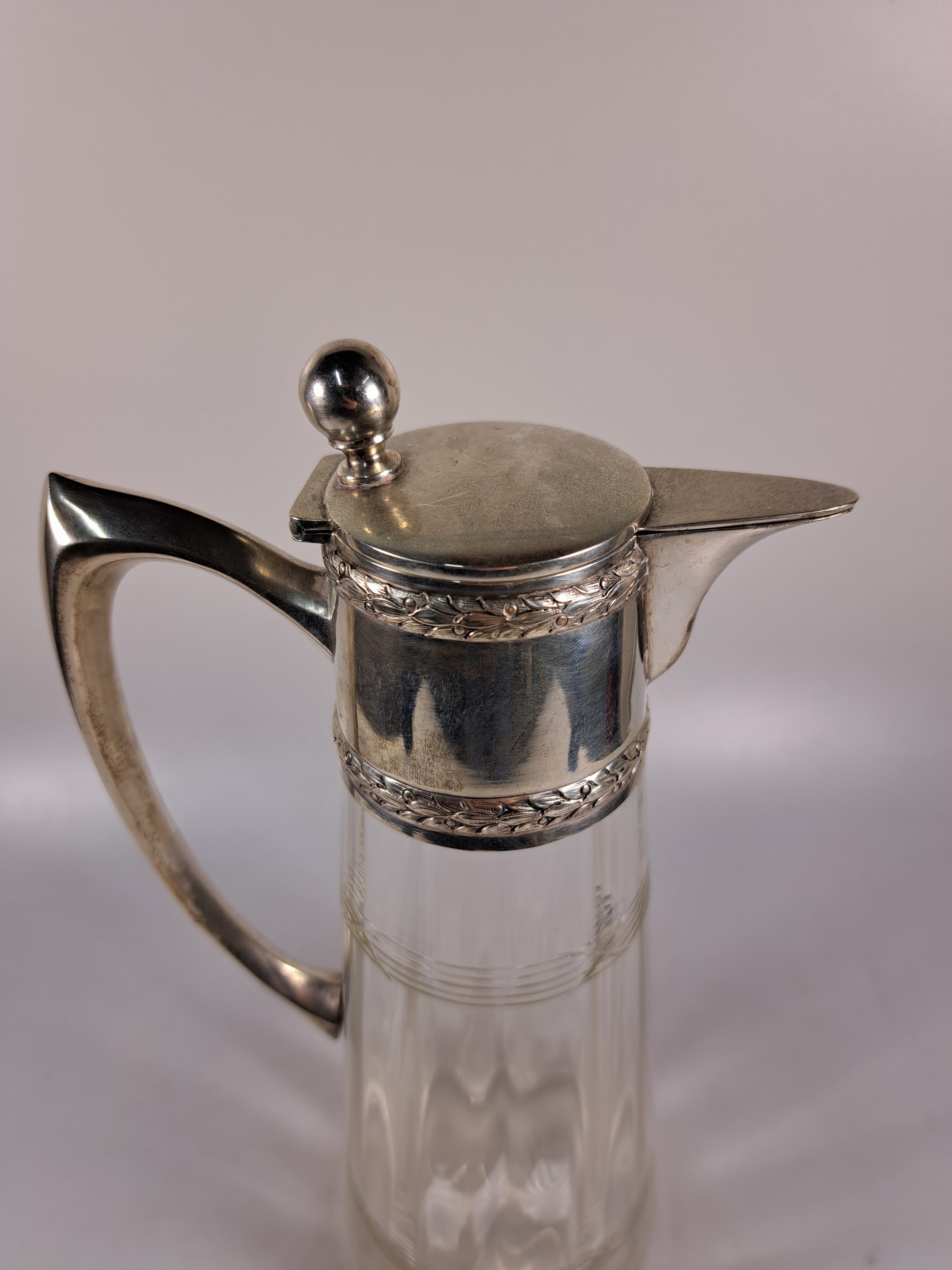 Detail j: Paar Karaffen mit Silbermonturen, Österreich/Ungarn, um 1900, 800er Silber, klassizistischer Dekor mit Lorbeergirlande, optisch geblasenes Glas, ...