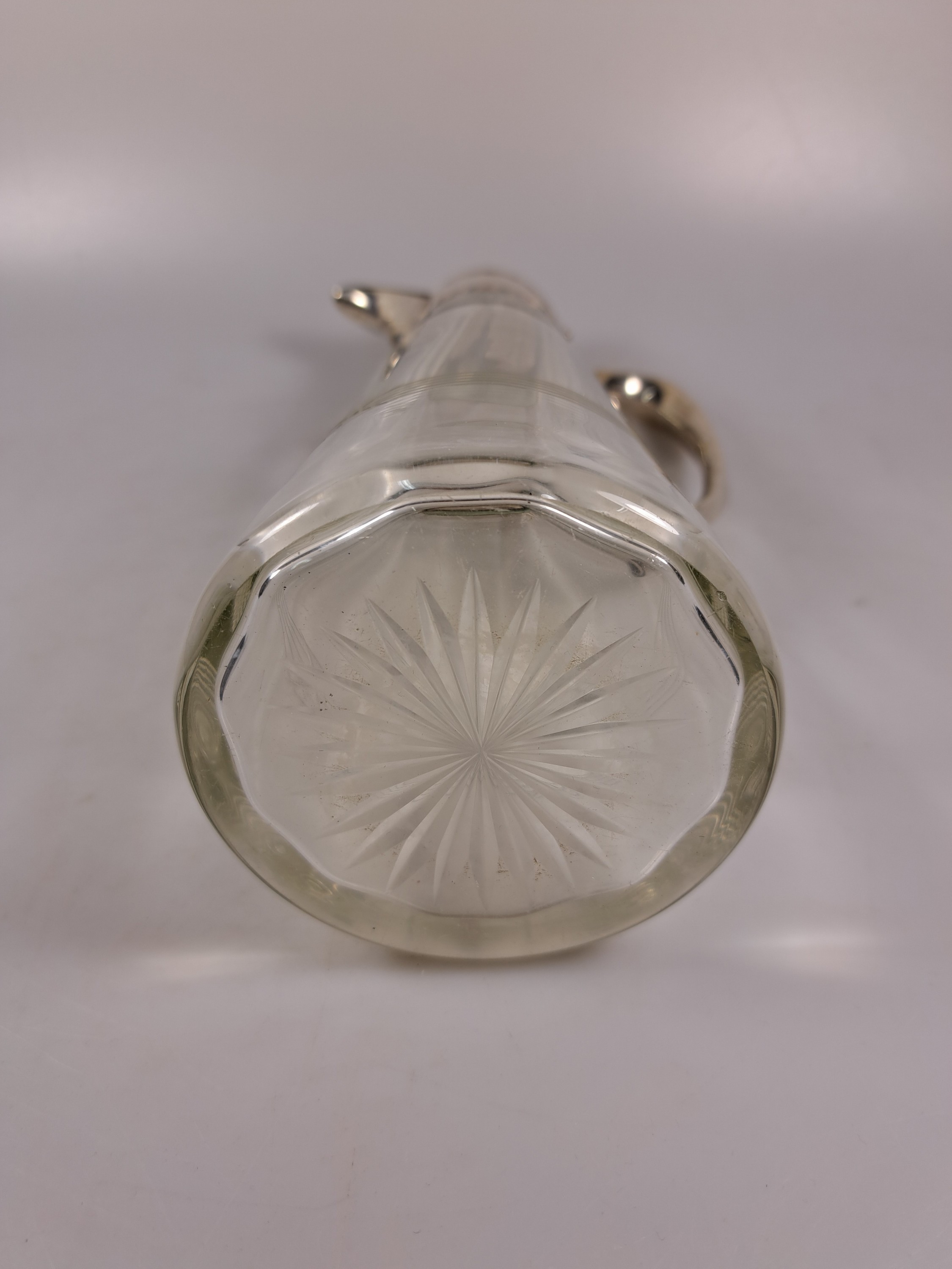 Detail k: Paar Karaffen mit Silbermonturen, Österreich/Ungarn, um 1900, 800er Silber, klassizistischer Dekor mit Lorbeergirlande, optisch geblasenes Glas, ...