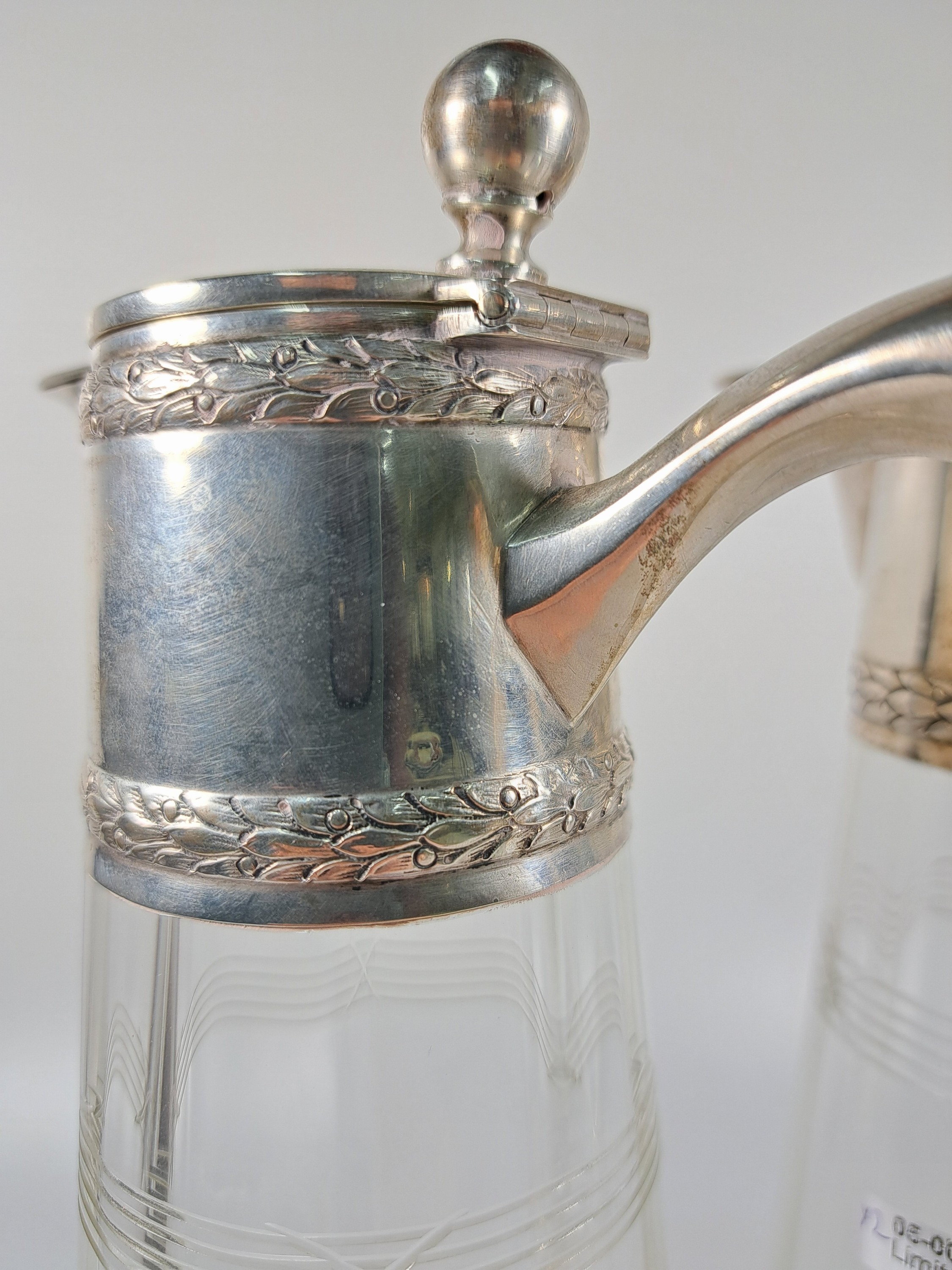 Detail l: Paar Karaffen mit Silbermonturen, Österreich/Ungarn, um 1900, 800er Silber, klassizistischer Dekor mit Lorbeergirlande, optisch geblasenes Glas, ...