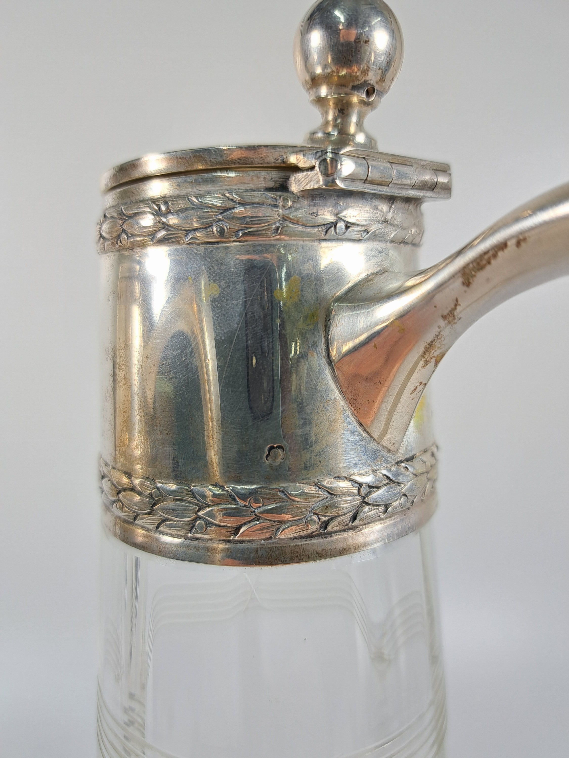 Detail m: Paar Karaffen mit Silbermonturen, Österreich/Ungarn, um 1900, 800er Silber, klassizistischer Dekor mit Lorbeergirlande, optisch geblasenes Glas, ...
