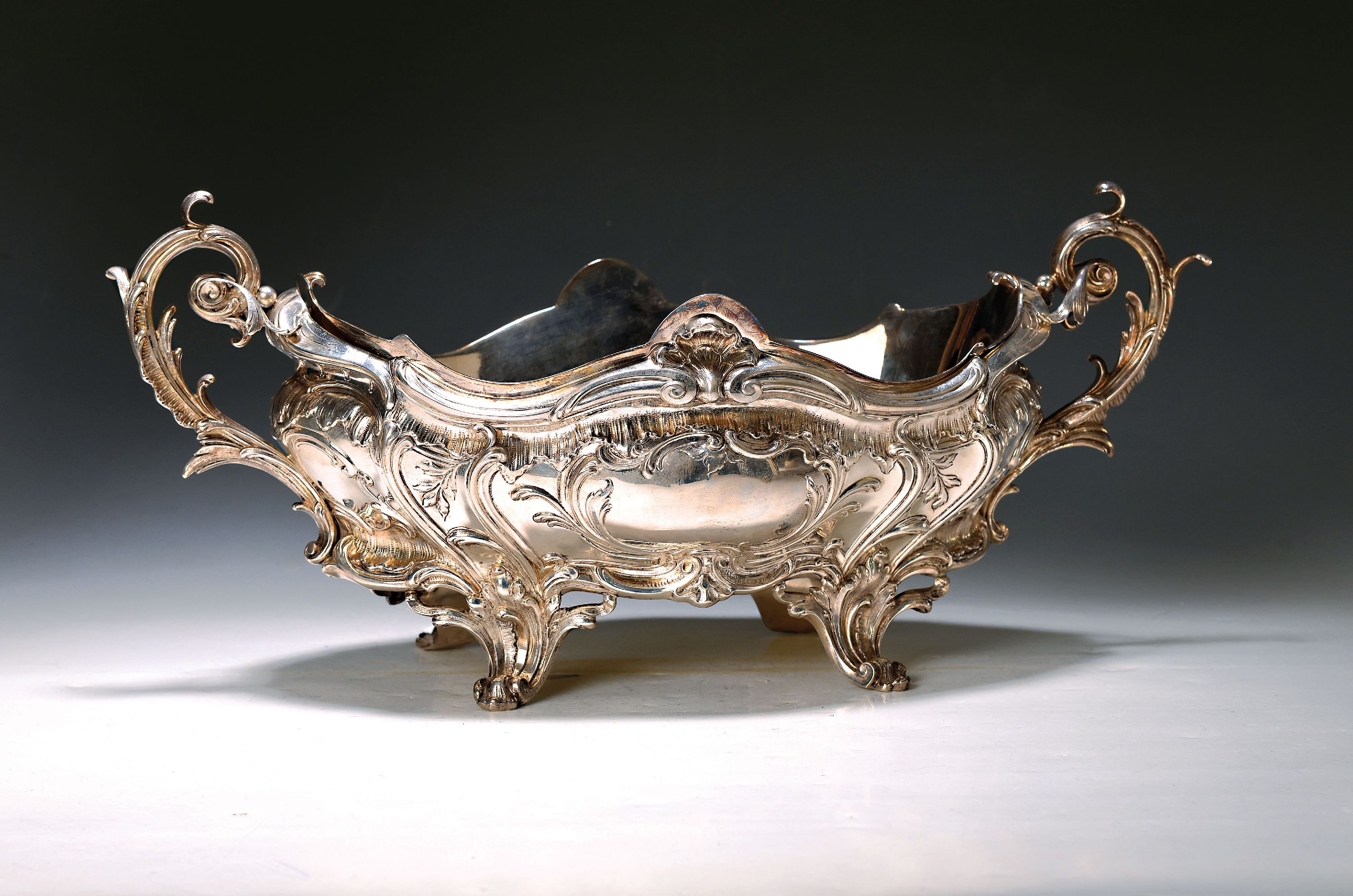 Große Rokoko-Jardiniere, um 1900, 900er Silber, Einsatz auch aus Silber (geprüft), Doppelhenkel, reich verzierter Dekor, mit Rocaillen und ...