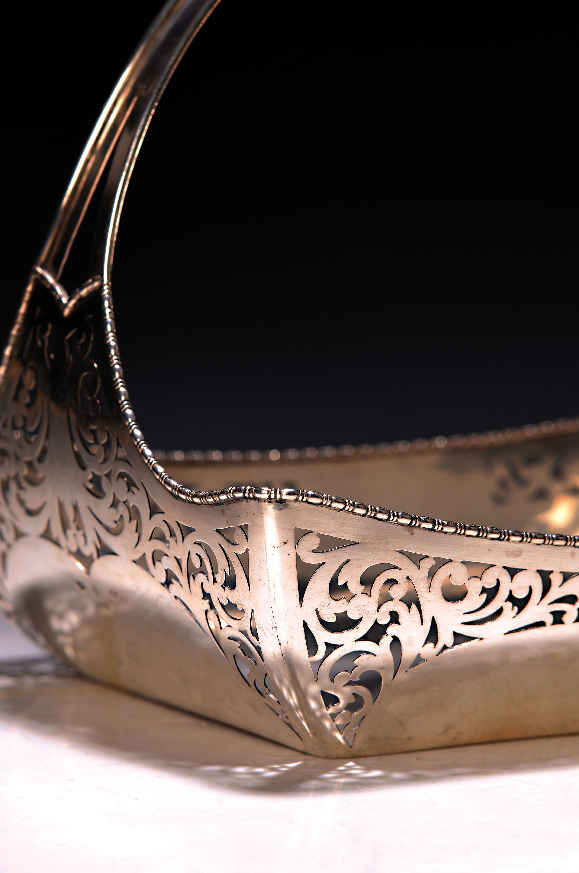 Detail a: Korbschale aus Silber, Österreich, um, 1870, 800er Silber, Wandung mit Durchbrucharbeit, aufwendige Randverzierung, ca. 925 g, ca. 23.5 x 32 x 20 cm