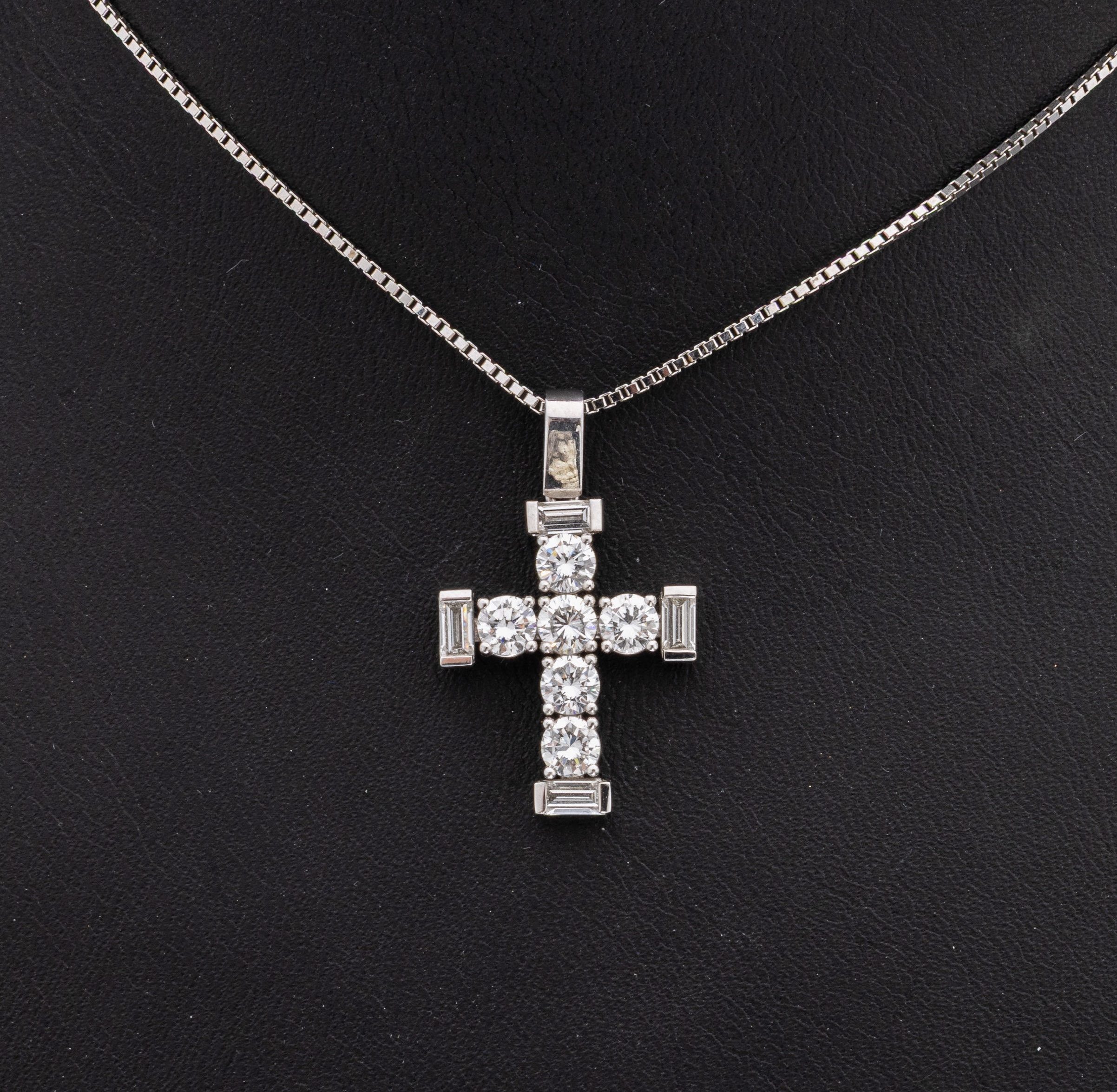 18 kt Gold Diamant-Kreuzanhänger, WG 750/000, 6 Brillanten zus. ca. 1.0 ct und 4 Diamant-Baguettes zus. ca. 0.65 ct feines Weiß/vvs, an Kette, WG ...