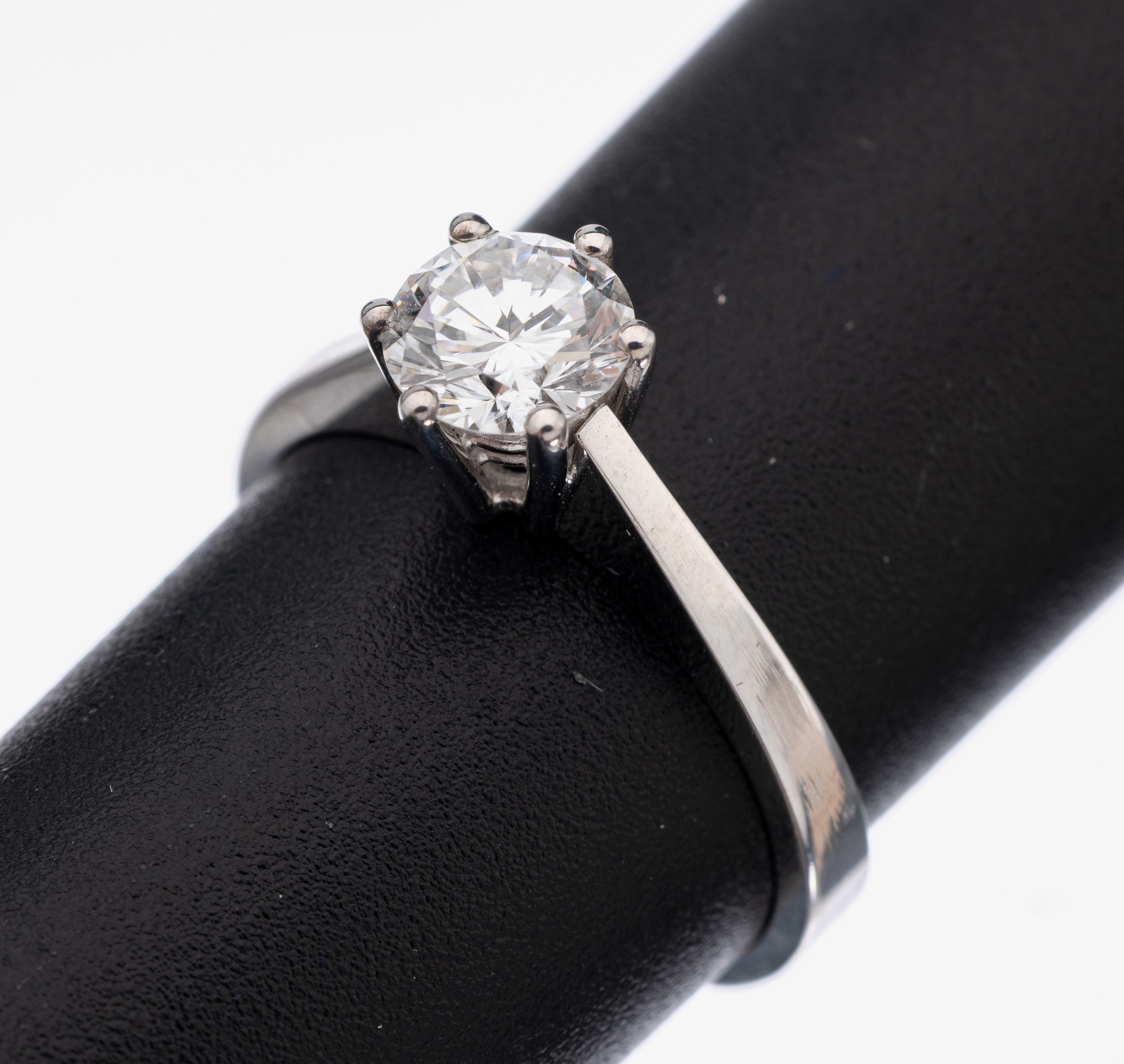 18 kt Gold Brillant-Ring, WG 750/000, 1 Brillant ca. 0.66 ct feines Weiß/vvs, ca. 2.8 g, RW 49