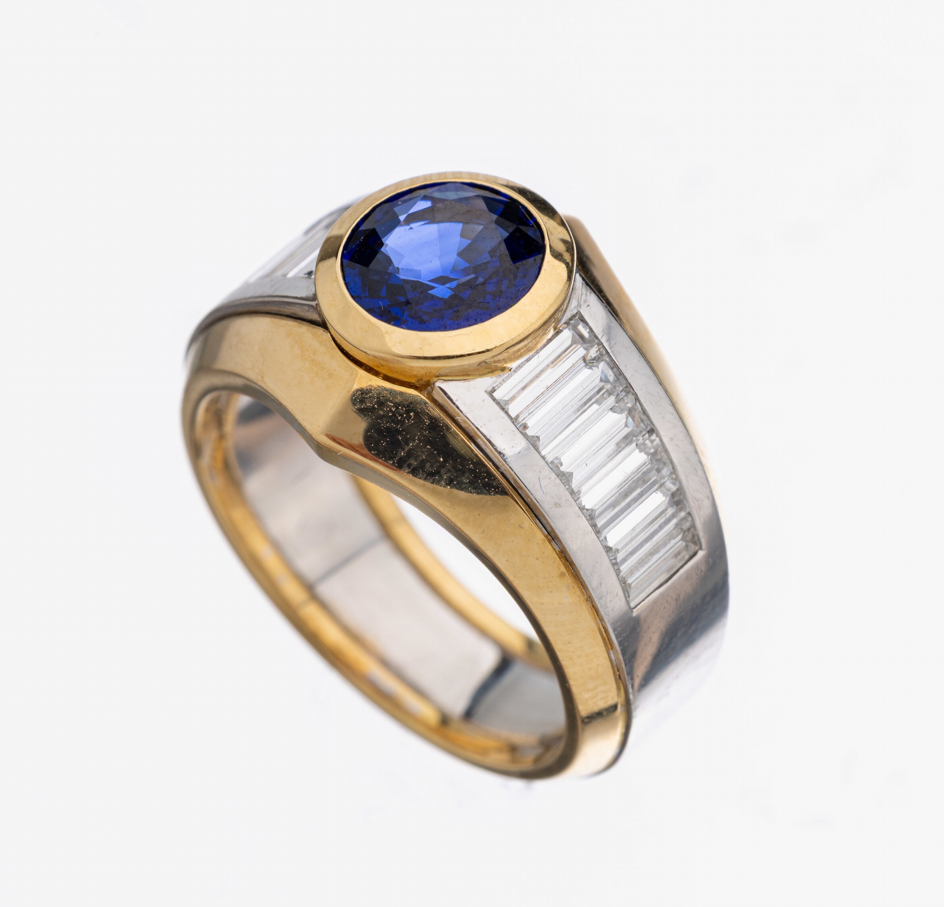 18 kt Gold Saphir-Diamant-Ring, GG/WG 750/000, rundfacett. Saphir ca. 1.72 ct, 12 Diamantbaguettes zus. ca. 1.33 ct feines Weiß/vvs, hochwertige ...