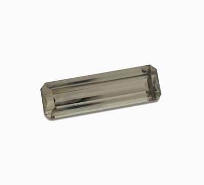 26935015a - Loses Sultanit-Baguette, ca. 7.12 ct, ca. 21.4 x 6.5 x 5.1 mm Schätzpreis: 2200, - ...