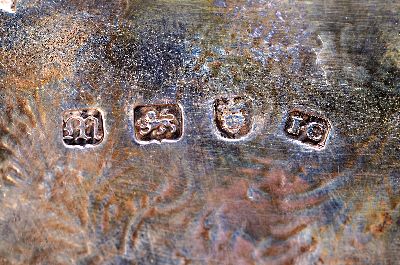 26935085c - Kleines Tablett auf drei Füssen, London, 1767, Sterlingsilber, Meistermarke I.C. ...