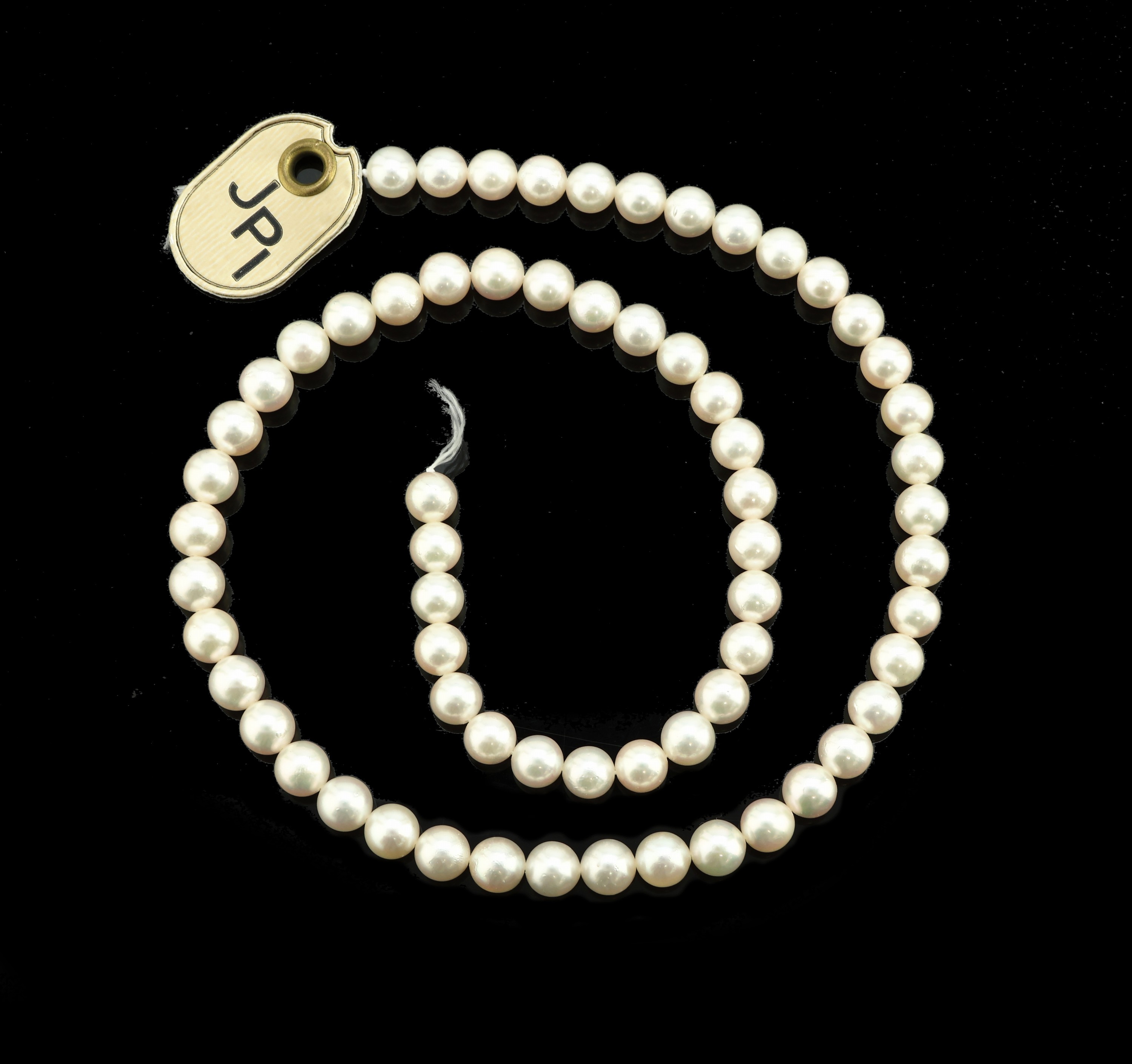 Zuchtperl-Strang, 65 feine AkoyazuchtperlenD. ca. 6 mm, L. ca. 40 cm, ohne Schließe