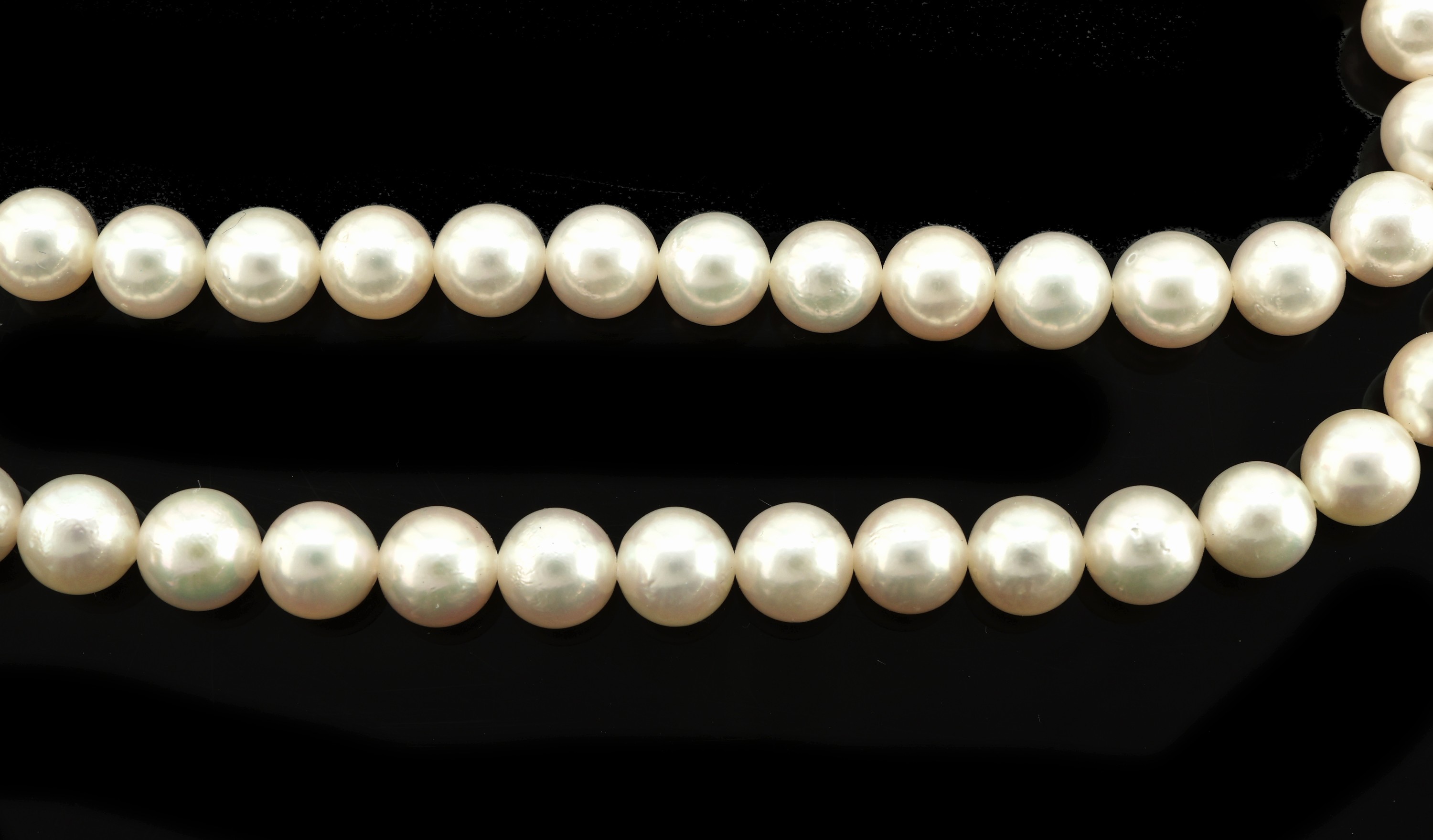 Detail a: Zuchtperl-Strang, 65 feine AkoyazuchtperlenD. ca. 6 mm, L. ca. 40 cm, ohne Schließe