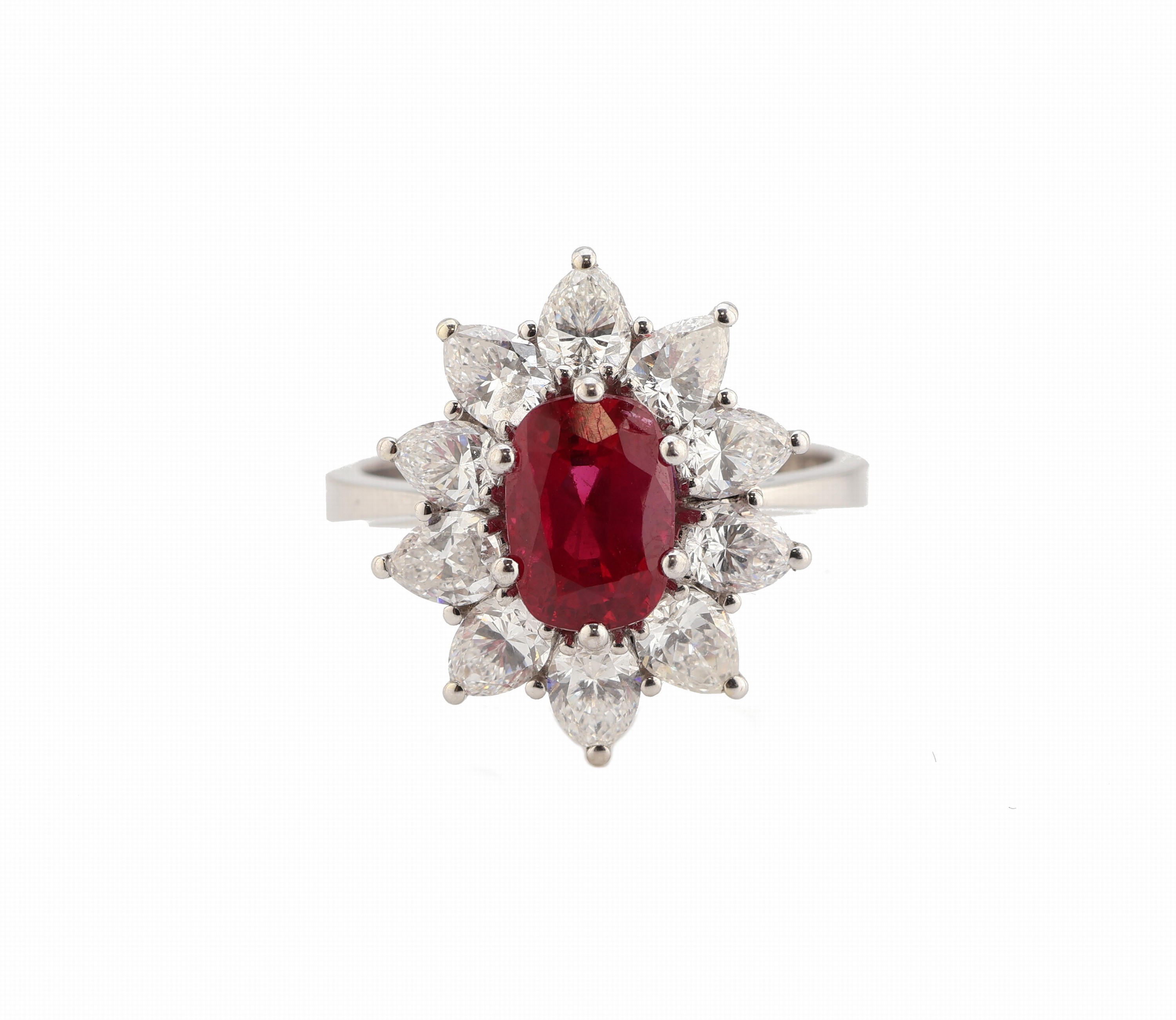 Detail a: 18 kt Gold Rubin-Diamant-Ring, WG 750/000, ovalfacett. Rubin ca. 1.82 ct, 10 Diamant- Tropfen zus. ca. 1.51 ct feines Weiß/vvs, ca. 4.7 g, RW 54
