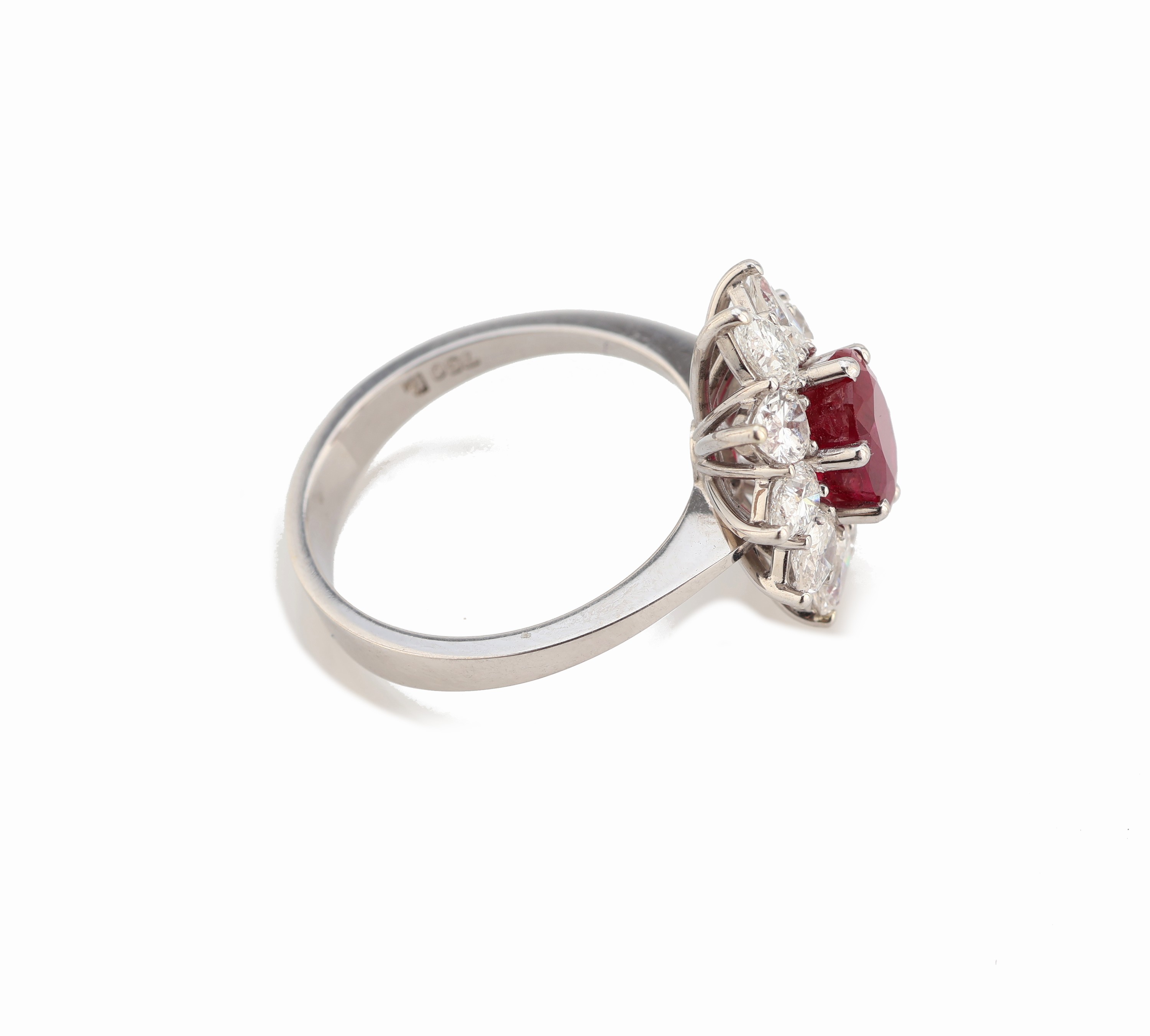 Detail c: 18 kt Gold Rubin-Diamant-Ring, WG 750/000, ovalfacett. Rubin ca. 1.82 ct, 10 Diamant- Tropfen zus. ca. 1.51 ct feines Weiß/vvs, ca. 4.7 g, RW 54