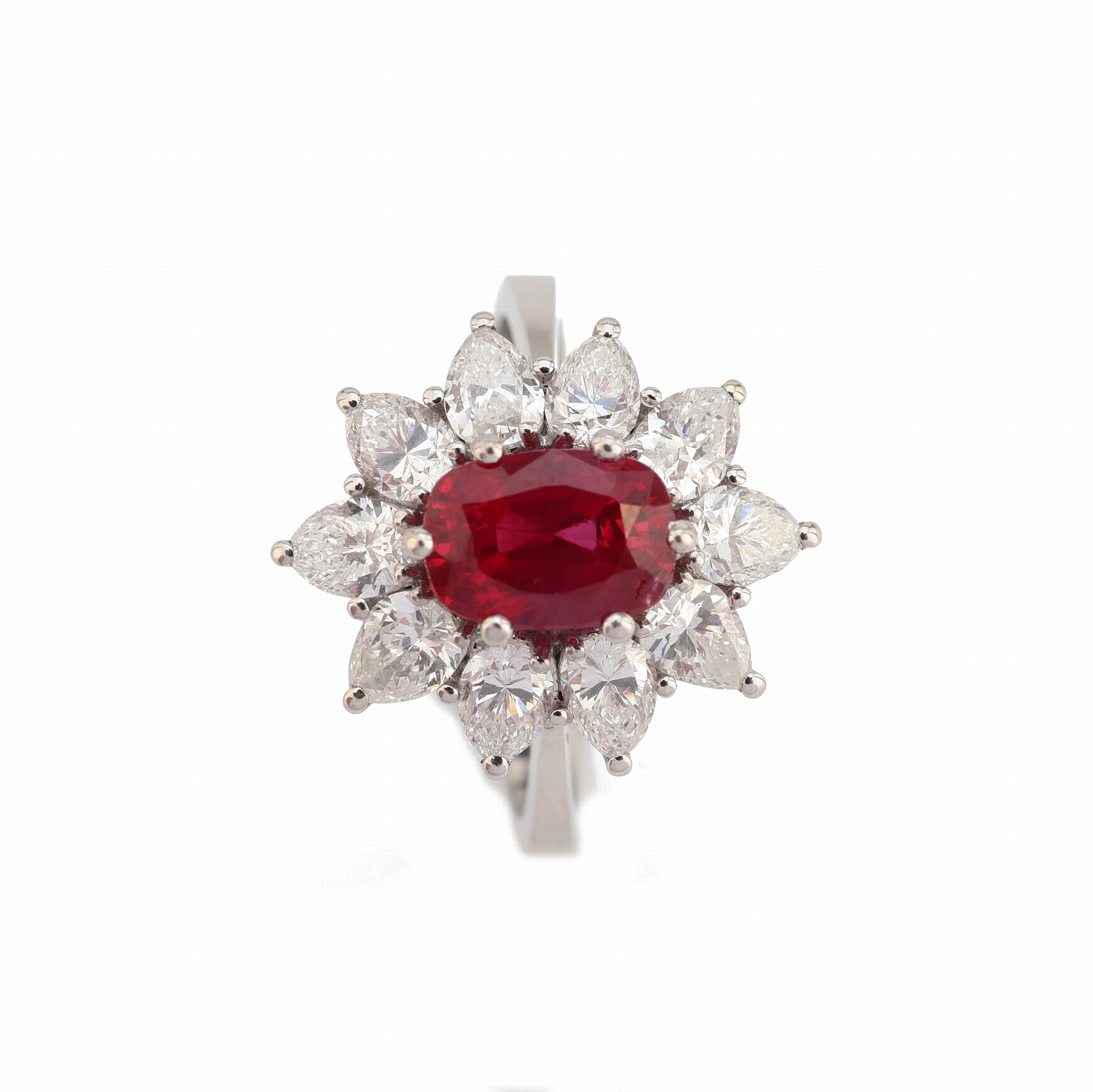 Detail d: 18 kt Gold Rubin-Diamant-Ring, WG 750/000, ovalfacett. Rubin ca. 1.82 ct, 10 Diamant- Tropfen zus. ca. 1.51 ct feines Weiß/vvs, ca. 4.7 g, RW 54