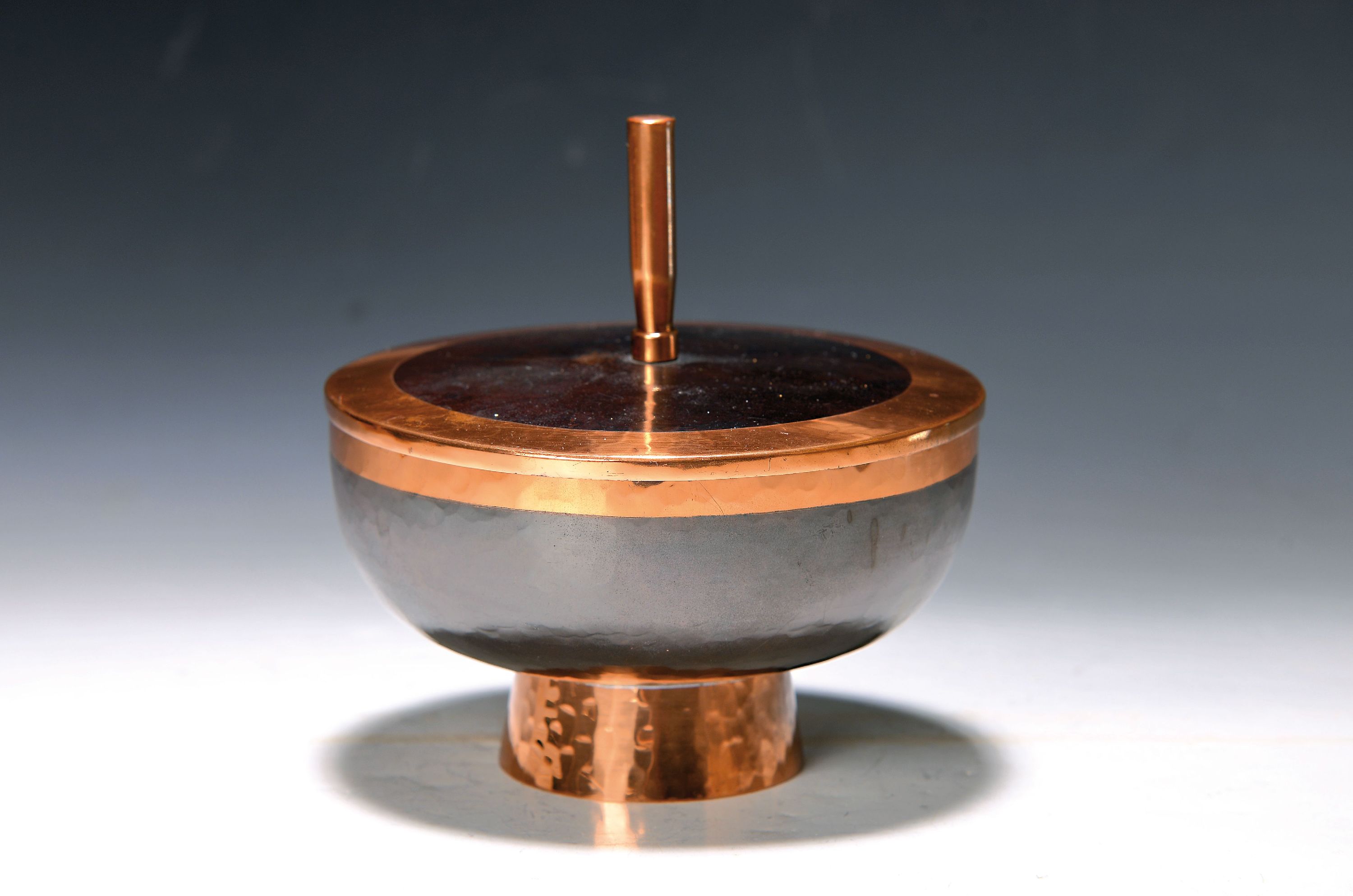 Bauhaus Deckeldose von Hans Przyrembel (1900-1945), Kupfer, Hammerschlagdekor, teils brüniert, am Boden gemarkt HP Handarbeit, H. ca. 17cm, D. ca. ...