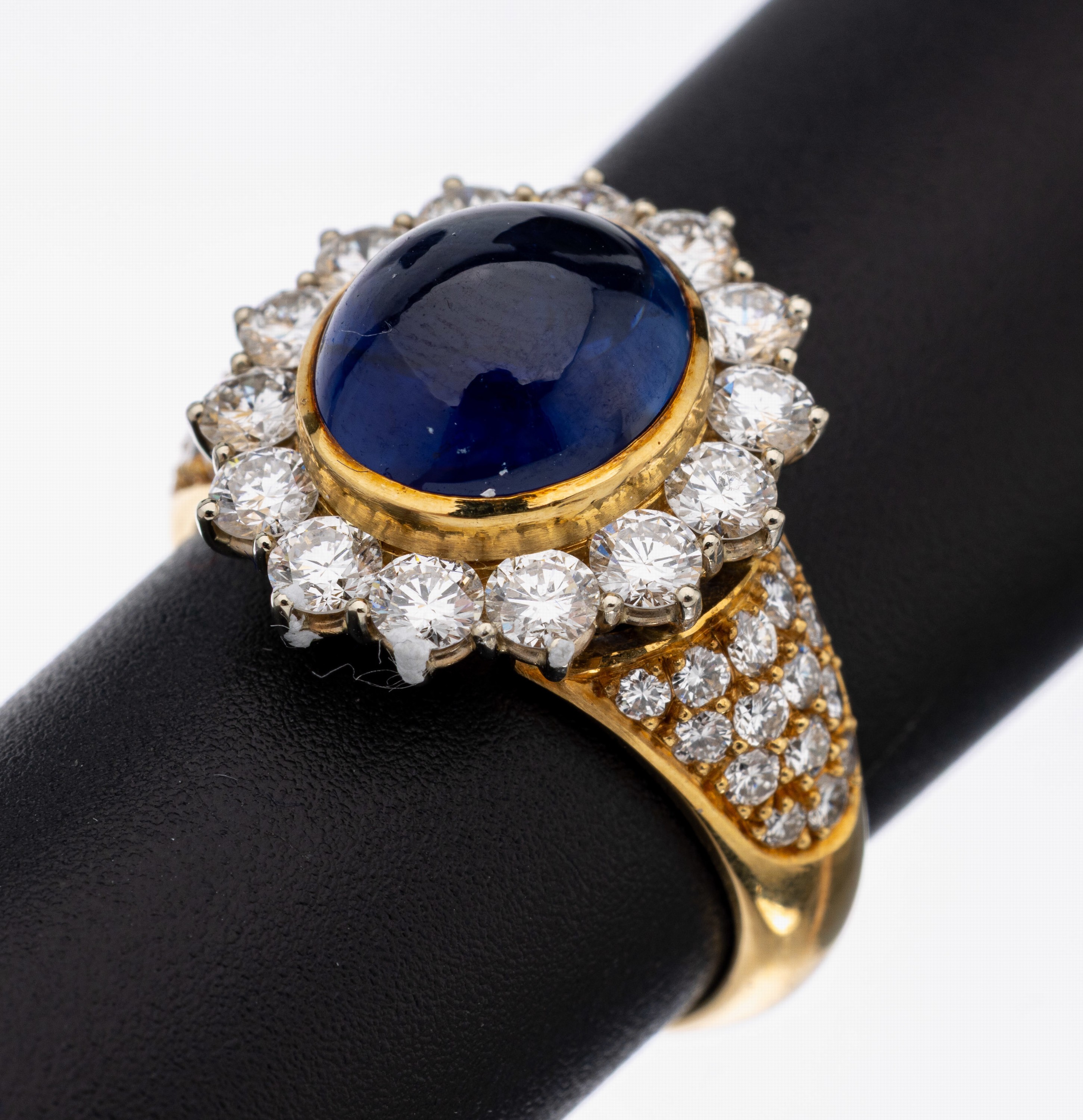 18 kt Gold Saphir-Brillant-Ring, GG 750/000, ovaler Saphir-Cabochon ca. 5.22 ct, 44 Brillanten zus. ca. 1.58 ct feines Weiß- Weiß/vvs, ca. 7.4 g, ...