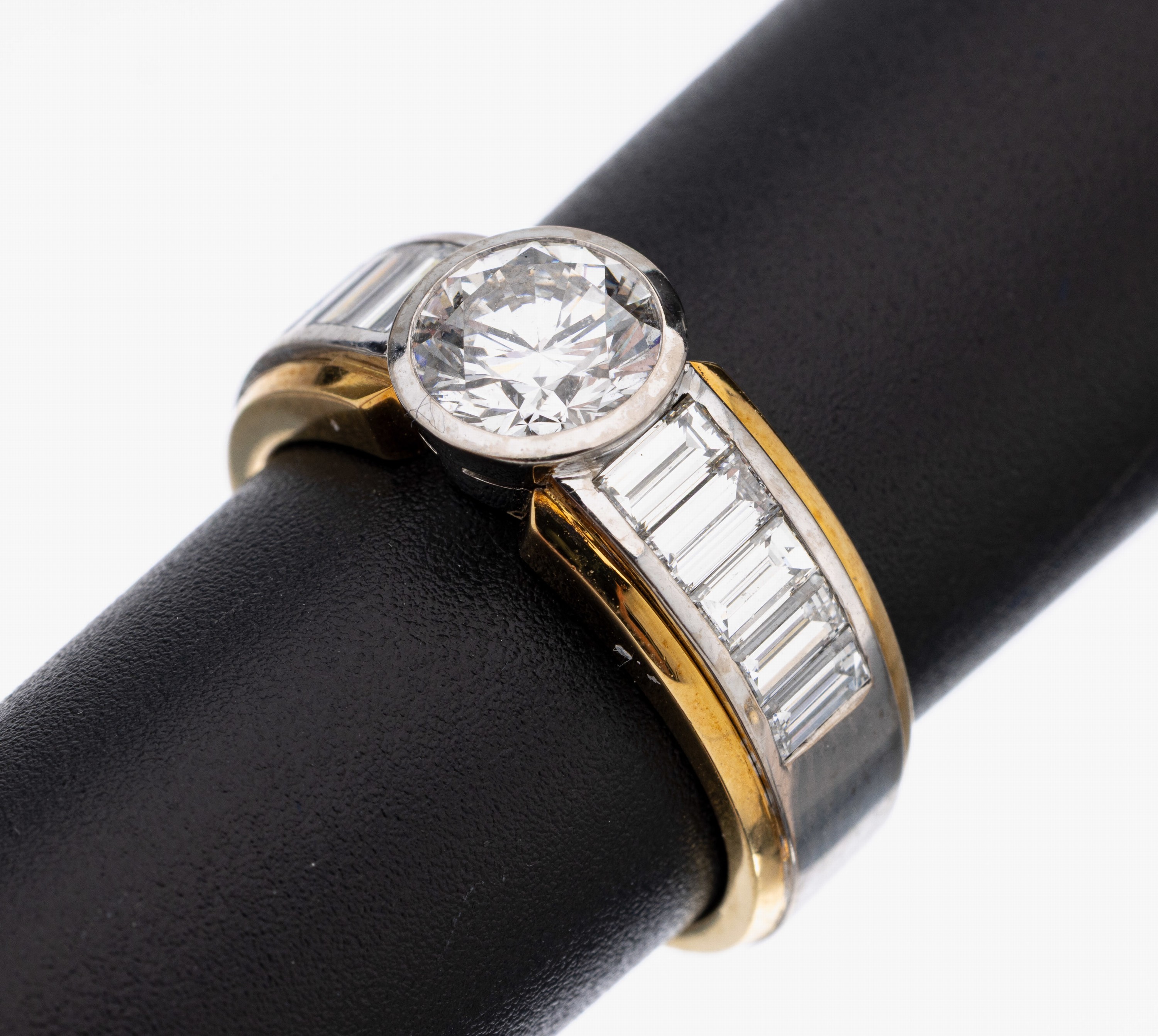 18 kt Gold Diamant-Ring, GG/WG 750/000, 1 Brillant ca. 1.24 ct feines Weiß/vs, Schulternmit 10 Diamant-Baguettes zus. ca. 1.22 ct feines Weiß/vs, ...