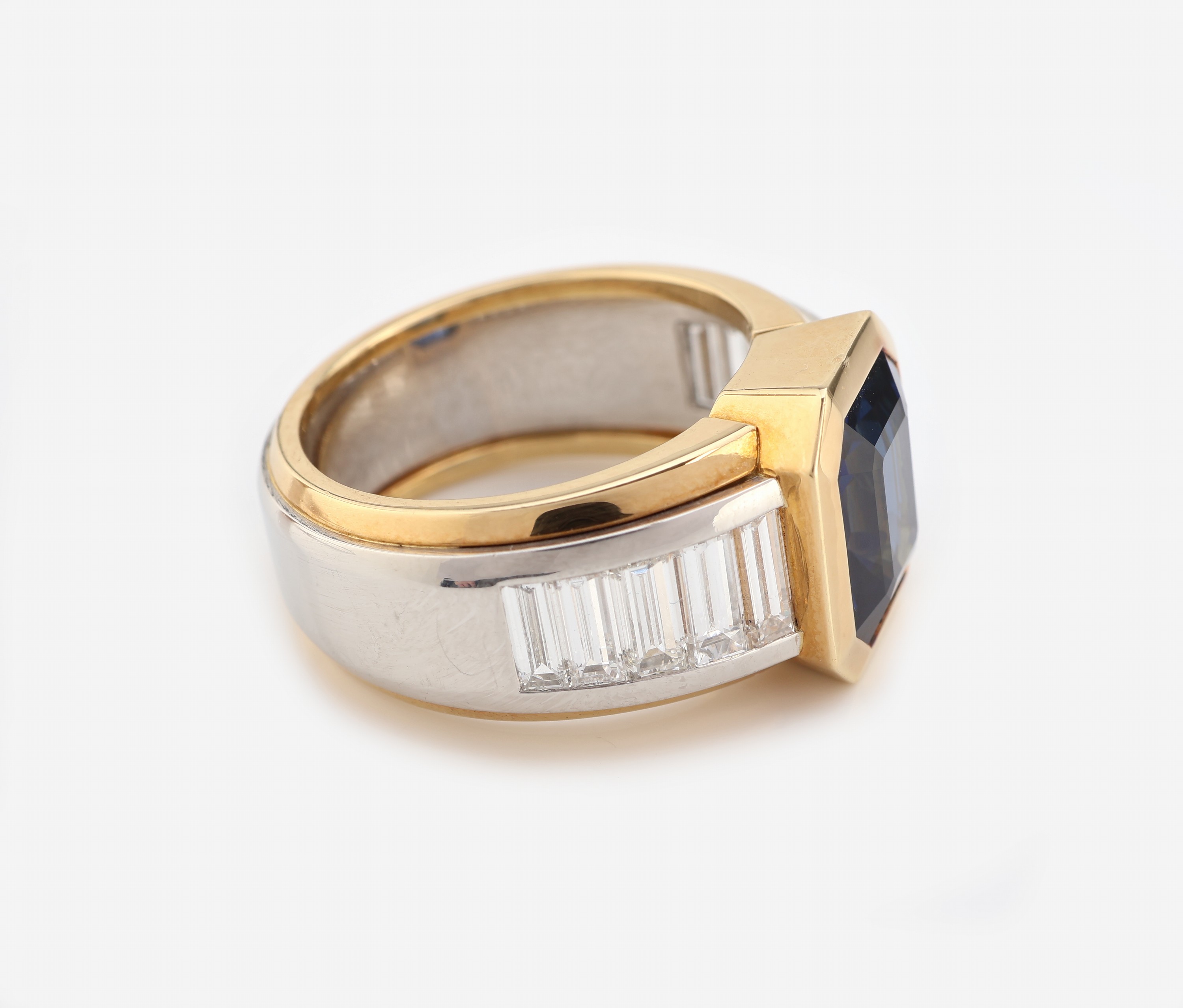 Detail a: 18 kt Gold und Platin Saphir-Diamant-Ring, GG 750/000 und Platin 950/000, facett. Saphir-Achteck ca. 5.02 ct, Ringschultern mit 10 Diamant-Baguettes ...