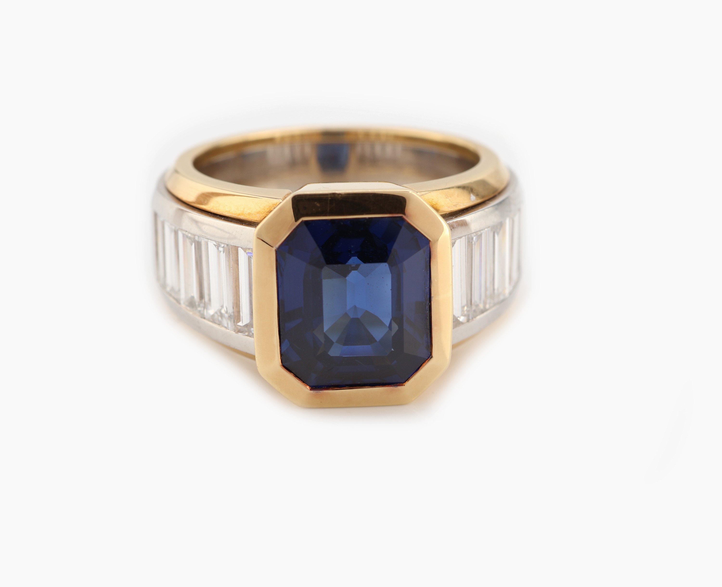 Detail b: 18 kt Gold und Platin Saphir-Diamant-Ring, GG 750/000 und Platin 950/000, facett. Saphir-Achteck ca. 5.02 ct, Ringschultern mit 10 Diamant-Baguettes ...