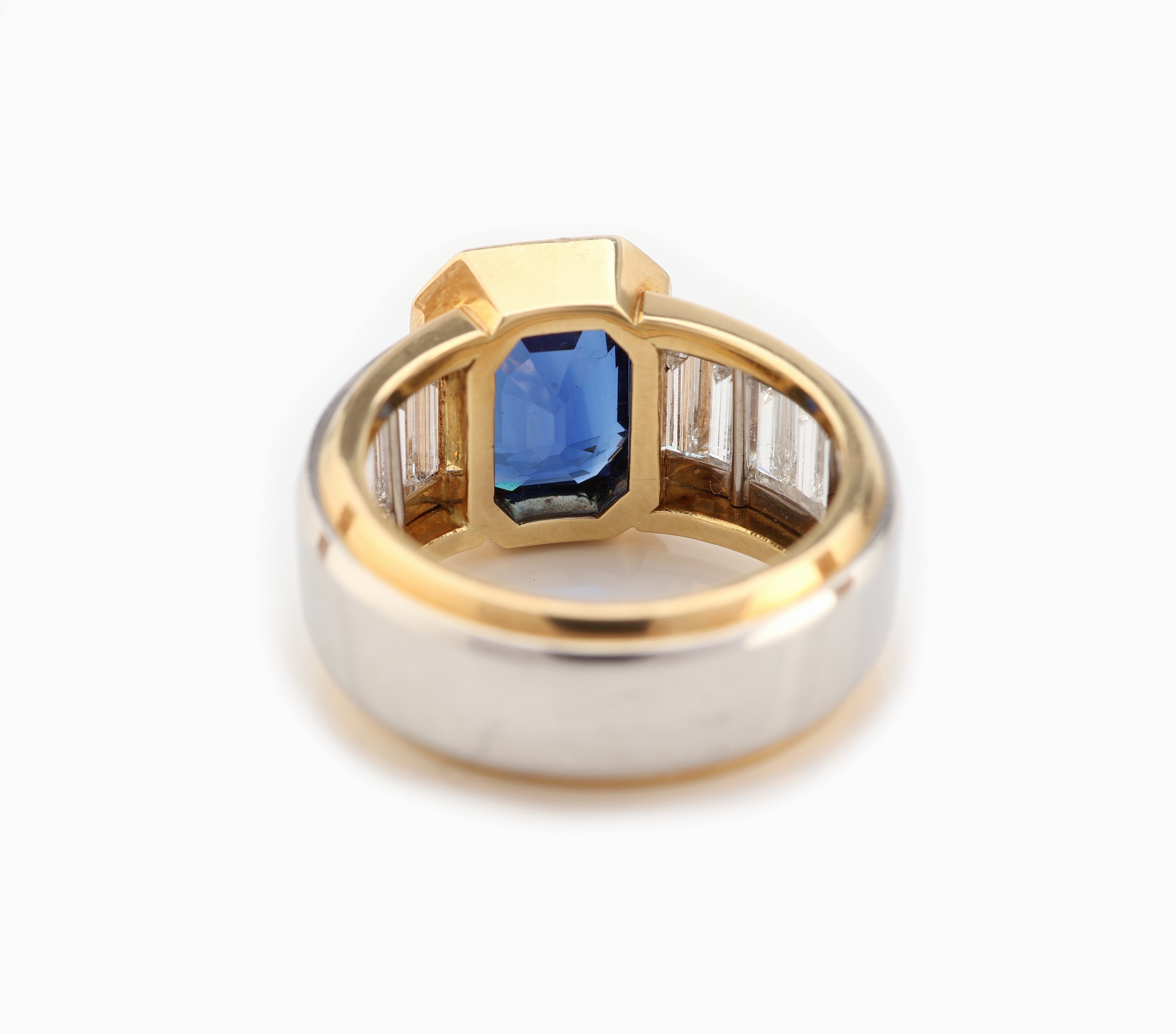 Detail c: 18 kt Gold und Platin Saphir-Diamant-Ring, GG 750/000 und Platin 950/000, facett. Saphir-Achteck ca. 5.02 ct, Ringschultern mit 10 Diamant-Baguettes ...