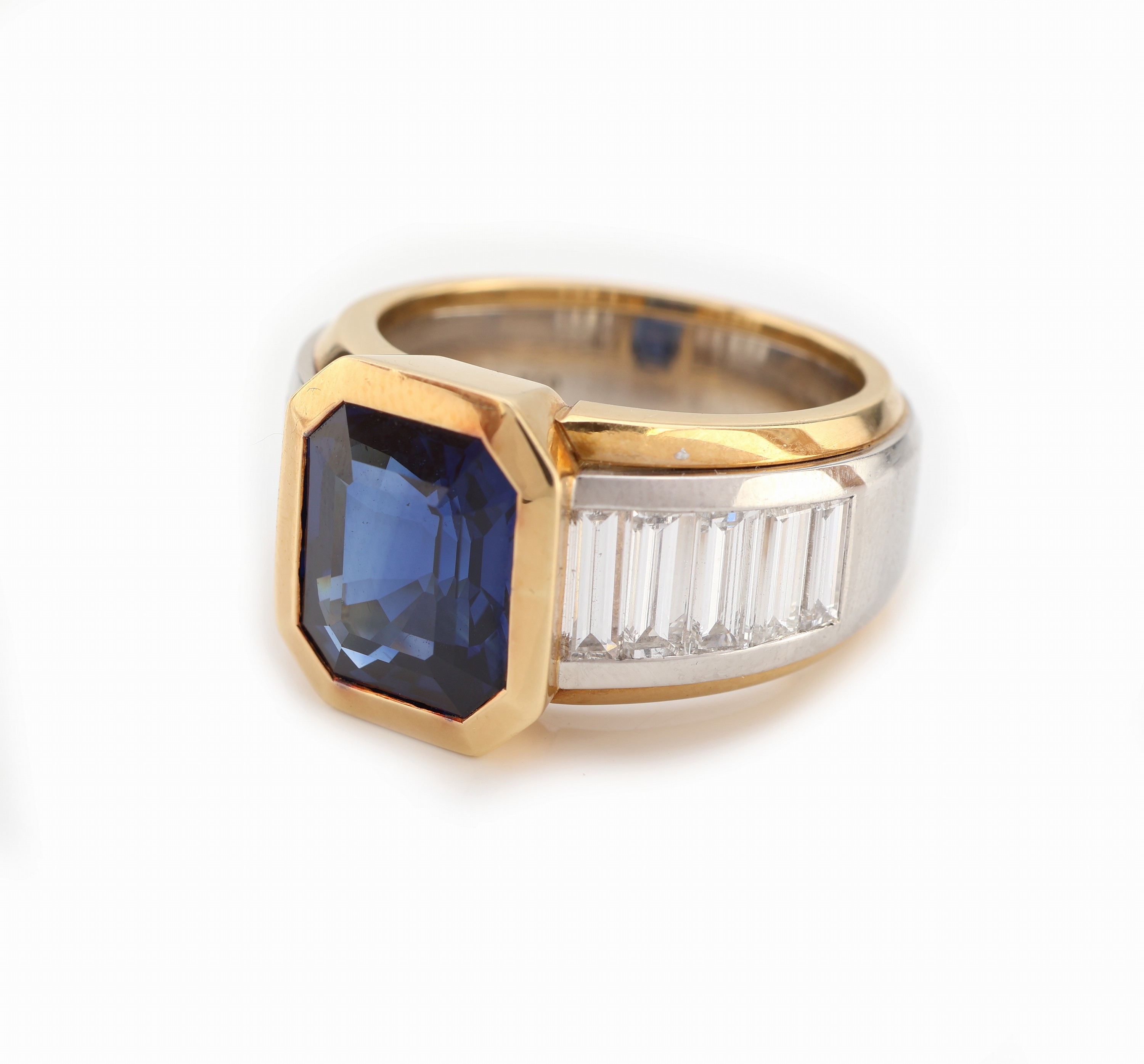 Detail d: 18 kt Gold und Platin Saphir-Diamant-Ring, GG 750/000 und Platin 950/000, facett. Saphir-Achteck ca. 5.02 ct, Ringschultern mit 10 Diamant-Baguettes ...
