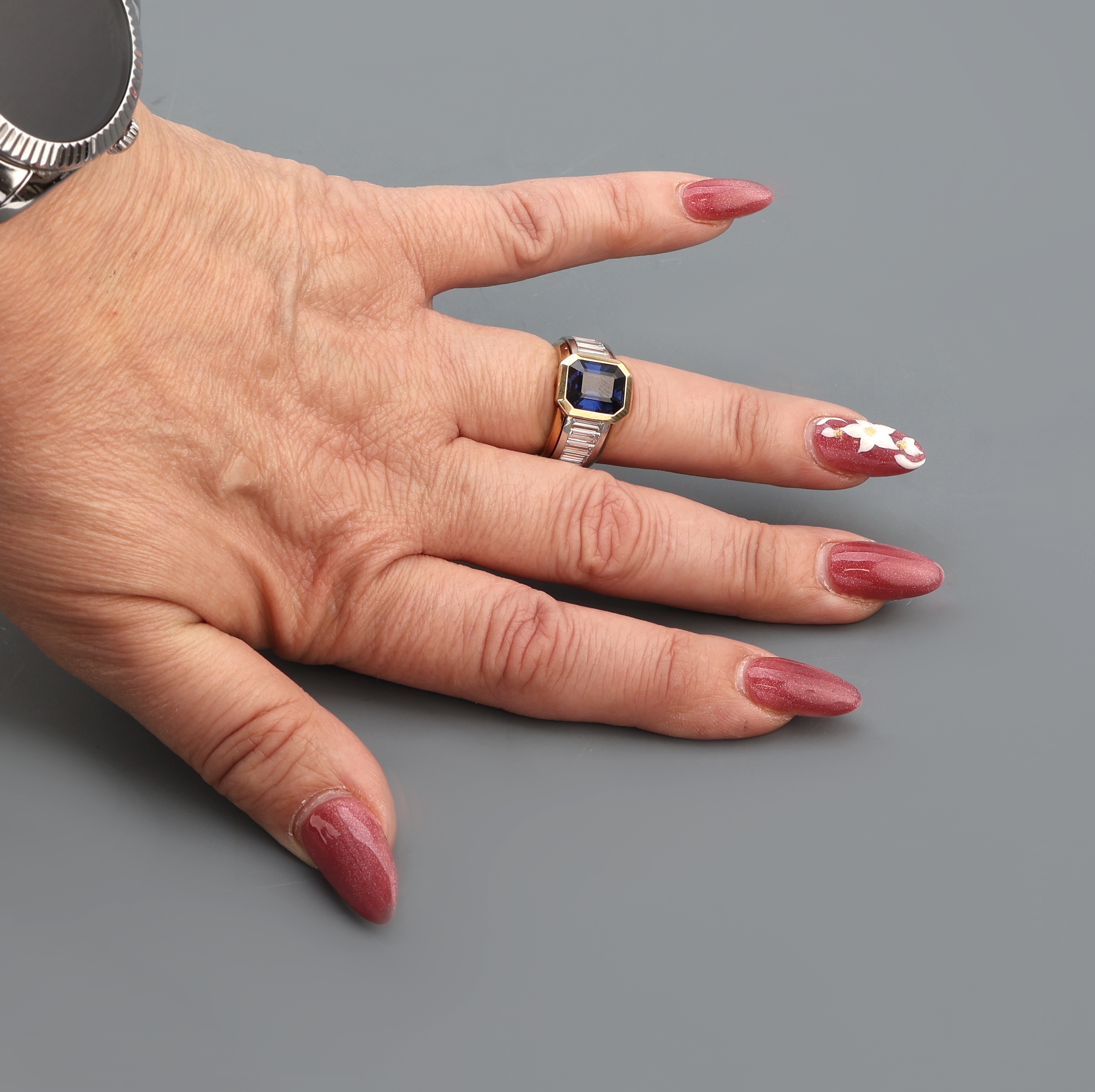 Detail e: 18 kt Gold und Platin Saphir-Diamant-Ring, GG 750/000 und Platin 950/000, facett. Saphir-Achteck ca. 5.02 ct, Ringschultern mit 10 Diamant-Baguettes ...