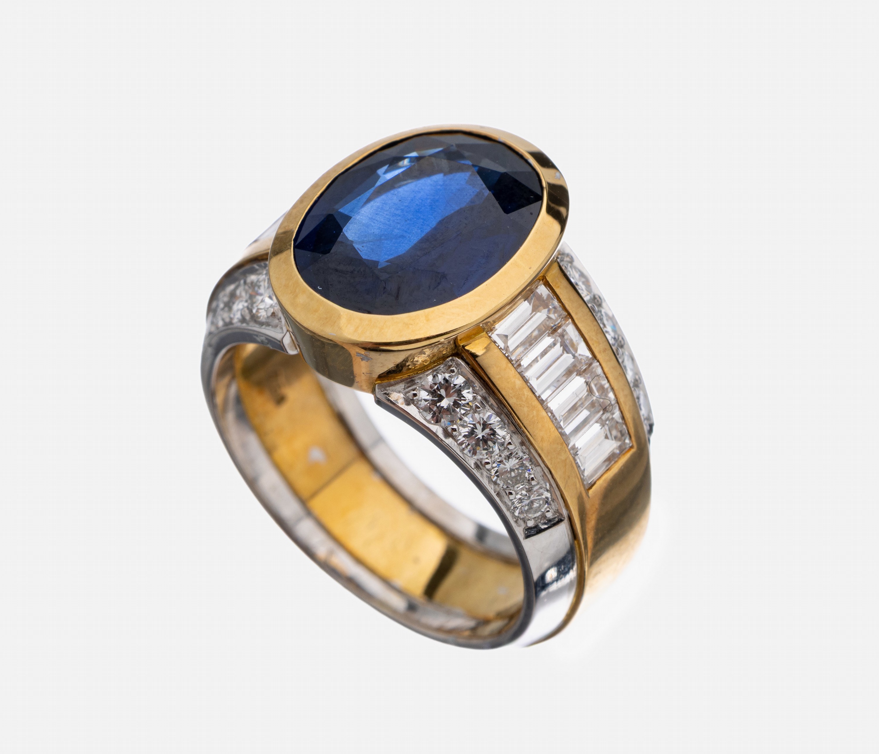 18 kt Gold Saphir-Diamant-Ring, GG/WG 750/000, ovalfacett. Saphir ca. 4.46 ct, 16 Brillanten und 8 Diamant-Baguettes zus. ca. 1.73 ct feines ...