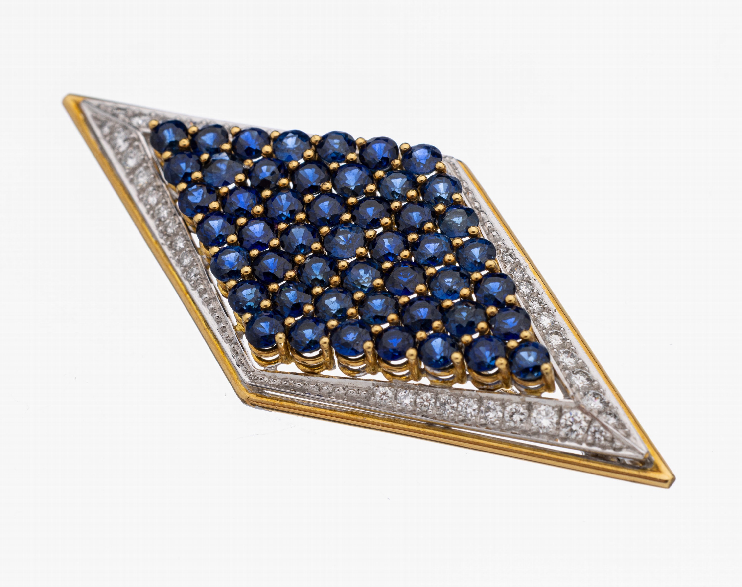 18 kt Gold Brillant-Saphir-Brosche, GG/WG 750/000, architektonischer Aufbau in 2 Ebenen,Rautenform, 40 Brillanten zus. ca. 0.57 ct feines Weiß/vs, ...