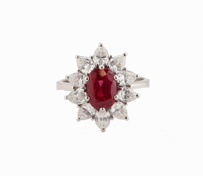 26935110a - 18 kt Gold Rubin-Diamant-Ring, WG 750/000, ovalfacett. Rubin ca. 1.82 ct, 10 Diamant- ...