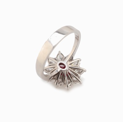 26935110b - 18 kt Gold Rubin-Diamant-Ring, WG 750/000, ovalfacett. Rubin ca. 1.82 ct, 10 Diamant- ...