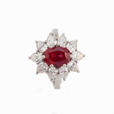 26935110d - 18 kt Gold Rubin-Diamant-Ring, WG 750/000, ovalfacett. Rubin ca. 1.82 ct, 10 Diamant- ...
