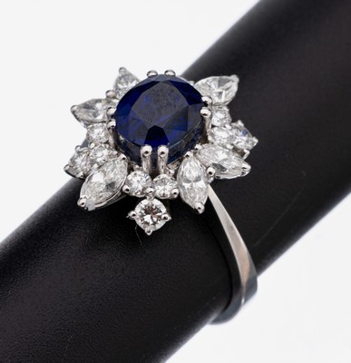 Image 18 kt Gold Saphir-Diamant-Ring, WG 750/000,ovalfacett. Saphir ca. 2.16 ct, 6 Diamant- ...